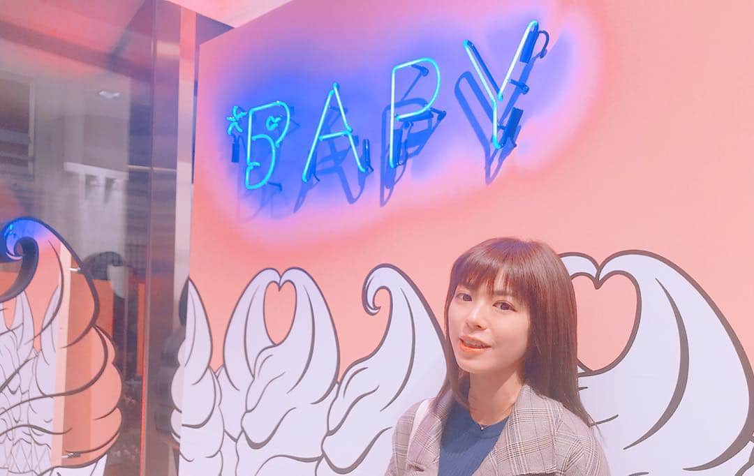 わちみなみのインスタグラム：「A BATHING APE®の﻿ レディースブランド﻿ 「BAPY BY A BATHING APE® (@bapyjapan ) のレセプションにお邪魔しました😄✨(勉強中抜け出し、、なので勉強スタイルで、、🏃‍♂️)﻿エイプのスニーカーやTシャツは本当に可愛くていつも使ってるからレディースブランドを見るのが楽しみでした😍 ﻿ “Busy Working Lady”をスローガンに掲げているように働く女性も使いやすそうなバッグが何種類もあって本当にかわいかった✨﻿ ﻿ わたしはビーズが沢山あしらわれたTシャツがすごくお気に入りでした！店内がピンクでかわいい、、💗 #bapy #ape #bapyjapan #pink #harajuku」