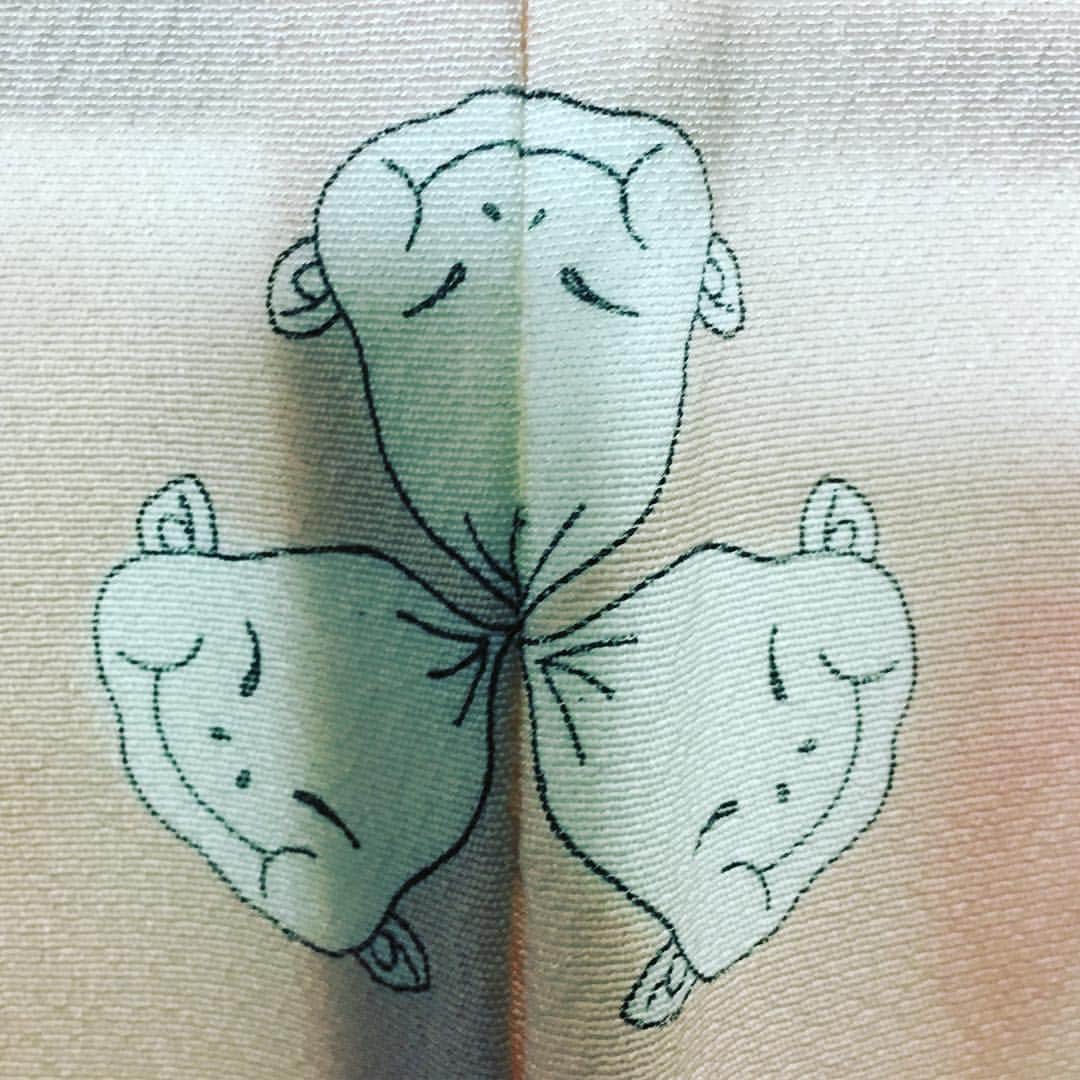 桂かい枝さんのインスタグラム写真 - (桂かい枝Instagram)「今日の着物の紋は「三つビリケン」  羽織の裏も「三つビリケン」  #落語 #寄席 #お笑い #着物」11月15日 10時34分 - kaishikatsura