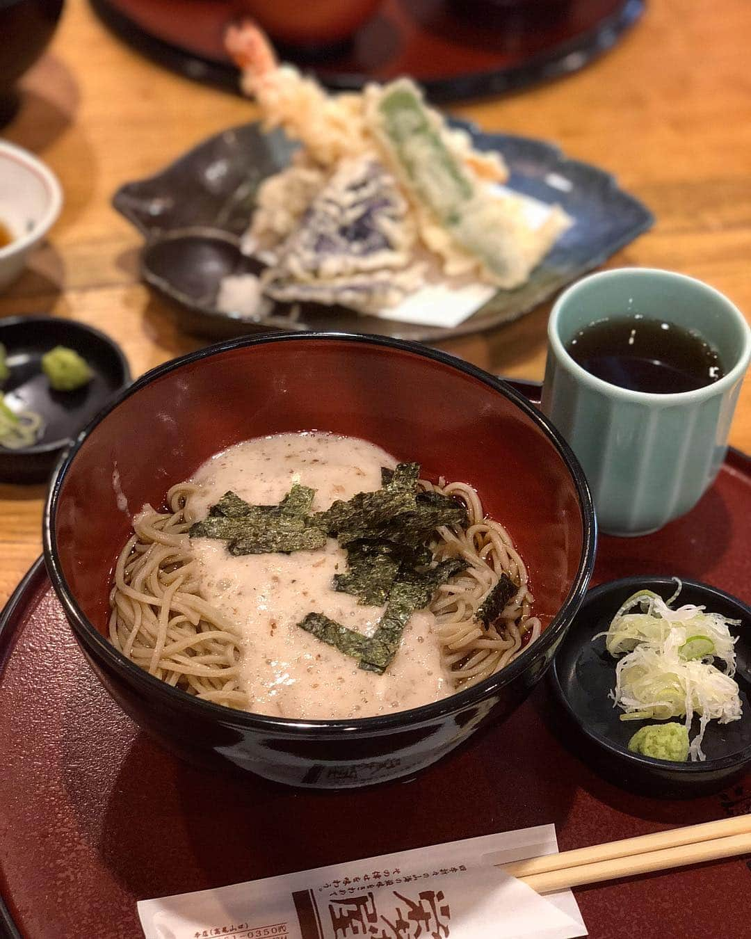 雨宮みずきさんのインスタグラム写真 - (雨宮みずきInstagram)「． 🏥🤕点滴のおかげで だいぶ楽になったのに ごはんも食べれず暇なのでww この間の高尾山の写真をアップ😍❤︎ ． それとDMたくさんありがとう😢 励ましや激励の言葉ぜんぶ読んでます。 ありがとうございます（ ; ; ） めちゃくちゃ親身になって 色々とアドバイスくれたりして すごく嬉しい！みんな優しすぎる😢💓 ． この日はちょうど1週間前だったので 下の方はまだ葉の色が着き始めでした！ ちょうど今ぐらいが綺麗に 紅葉しているんじゃないかな🙄🍁 ． 登る前に腹ごしらえとして 高尾山の下の商店街 栄茶屋で 自然薯蕎麦を食べてから出発🚶‍♀️👟 ． 階段があったので動画に映ってる 階段を続けて3回分！ ダッシュ頑張ったら暑くなって 山頂では半袖でした🤣笑 ． 大学の時は練習でよく登ったけど 社会人になってからは始めて登ったよ^ ^❗️ やっぱり山登ったりアクティブなこと するの大好き^ ^❤️ 気楽に登れるし登った後の達成感は 幾つになってもいいもんだよね😍💗 ． #高尾山紅葉 #高尾山登山 #高尾山ハイキング #山登り #山登り初心者 #山ガール #高尾山山頂 #高尾山 #高尾山口 #ハイキング #栄茶屋 #自然薯そば #自然薯 #紅葉 #紅葉狩り #紅葉2018 #食べ歩き #日帰り旅行 #日帰り温泉 #日帰りドライブ #グルメ女子 #アクティブ女子 #アクティブ」11月15日 10時55分 - ammymzk0926