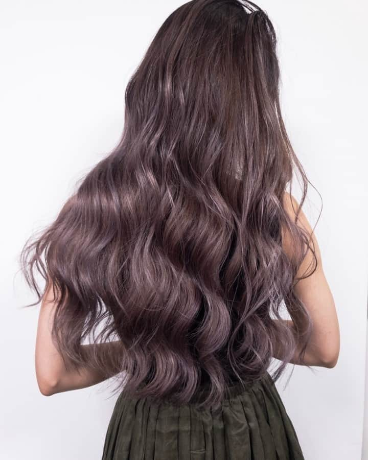 マテリア公式アカウントのインスタグラム：「* 【MATERIA × 3 Salons Create】 purple grey ・ ベージュをプラスしたナチュラルなpurple grey ・ ・ 🍁🍁🍁🍁___________________ 様々なカラーデザインのレシピを @materia_lebel HPにて絶賛ご紹介中📽✨ プロフィールにURL貼り付けてます💨 ___________________🍁🍁🍁🍁 ・ ・ by LA King @king630910 @king140710 * * #マテリア #materia  #ヘアカラー #haircolor  #somber #ソンブレ  #foilyage #フォイルヤージュ  #パープルヘアー  #外国人風カラー #外国人スタイル  #highlightcolor #ハイライトカラー  #サロンカラー #saloncolor  #デザインカラー #color #hair  #お洒落 #fashion  #美容師さんと繋がりたい  #美容学生と繋がりたい  #美容 #beauty #美容師  #ルベル #lebel  #タカラベルモント  #takarabelmont  #LAKing」