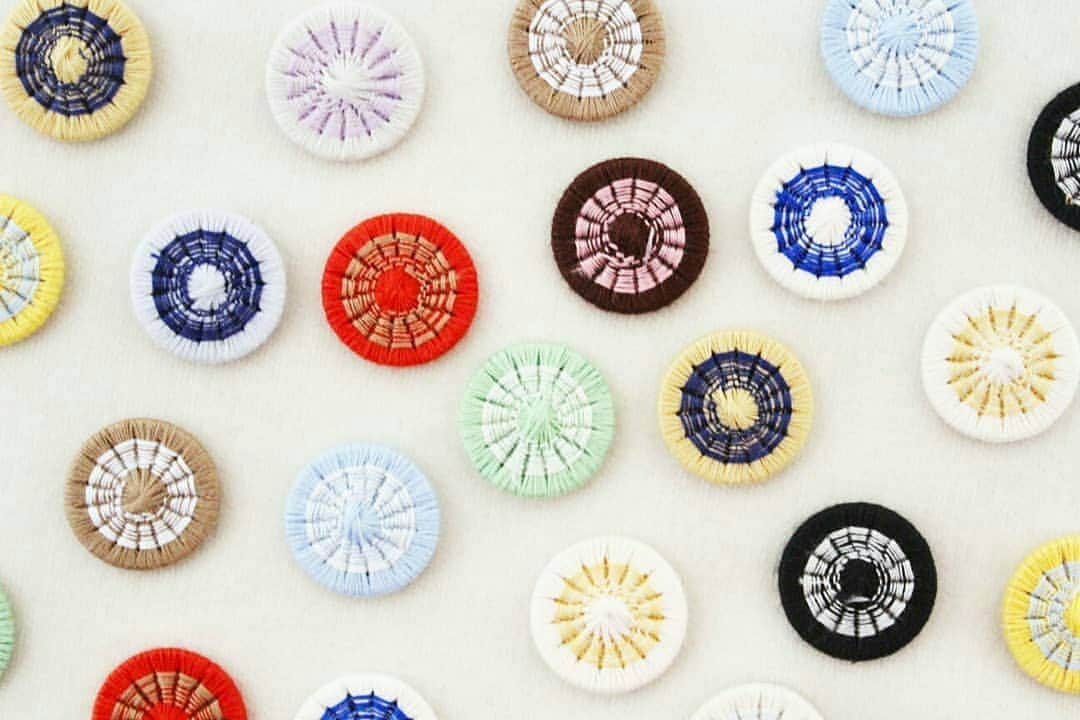 オカダヤママ部のインスタグラム：「東欧を中心に買い付けたボタンやビーズ。どこか懐かしく優しい手芸アイテムを期間限定で販売中！お子さまとお揃いで、ボタンを髪留めなどにアレンジするのもおすすめですよ♪ . ■開催期間：2018年11月3日(土・祝)～11月25日(日) ■物販：オカダヤ新宿本店服飾館6F Aボタン・バックル売場 ■展示：オカダヤ新宿本店服飾館4F-6F階段周りウィンドウ . 大阪の#東欧雑貨 のお店「#CHARKHA(チャルカ)」@charkha.zakka が#オカダヤ 新宿本店に期間限定オープン！ . #チェコ #ハンガリー #ヴィンテージボタン #ヴィンテージビーズ #ヴィンテージ手芸材料 #ガラスボタン #glassbuttons #vintage #オカダヤ新宿本店 #okadaya #オカダヤママ部」