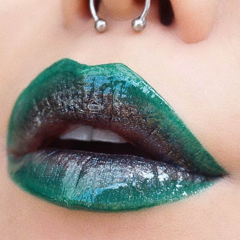 のインスタグラム：「💚🖤💚🖤 @meltcosmetics blow lipstick &  gunmetal shadow. @lindahallbergcosmetics infinity glass. . . #meltcosmetics #meltblow #meltgunmetal #lindahallberg #infinityglass」