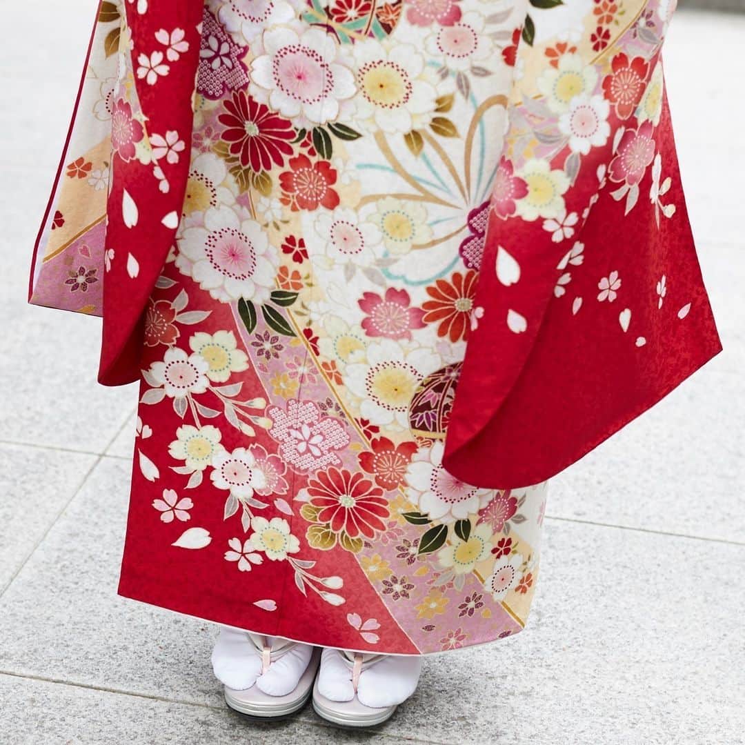 京都きもの友禅【公式】さんのインスタグラム写真 - (京都きもの友禅【公式】Instagram)「大事な成人式は綺麗も可愛いも、いいとこどりしたい！裾に花柄がちりばめられた華やかな振袖。⠀⠀ .ㅤ @kimono_yuzen で振袖コーディネートをcheck♪⠀⠀ .⠀ #京都きもの友禅 #振袖 #撮影風景 #成人式 #成人式前撮り #ふりそで #着物 #はたち #和 #ハタチは一生もの #振袖レンタル #ふりそでーしょん #着物コーディネート #着物女子 #振袖撮影 #振袖ヘアメイク #大伴理奈 #赤 #キュート #kimono」11月15日 22時30分 - kimono_yuzen