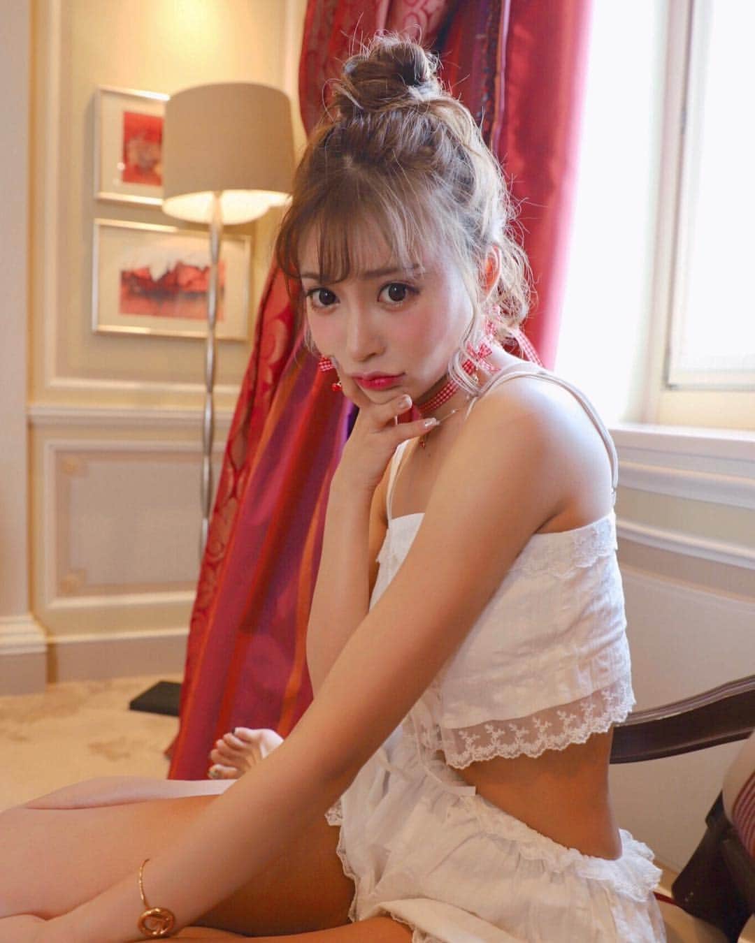 明日花キララのインスタグラム：「Cherry red🧸🍒 ピアスとチョーカーのセット残りわずかです❤︎❤︎❤︎ チョーカー外してネックレスにも出来るよ🌷🖤 プロフィールのURLから是非🌟」