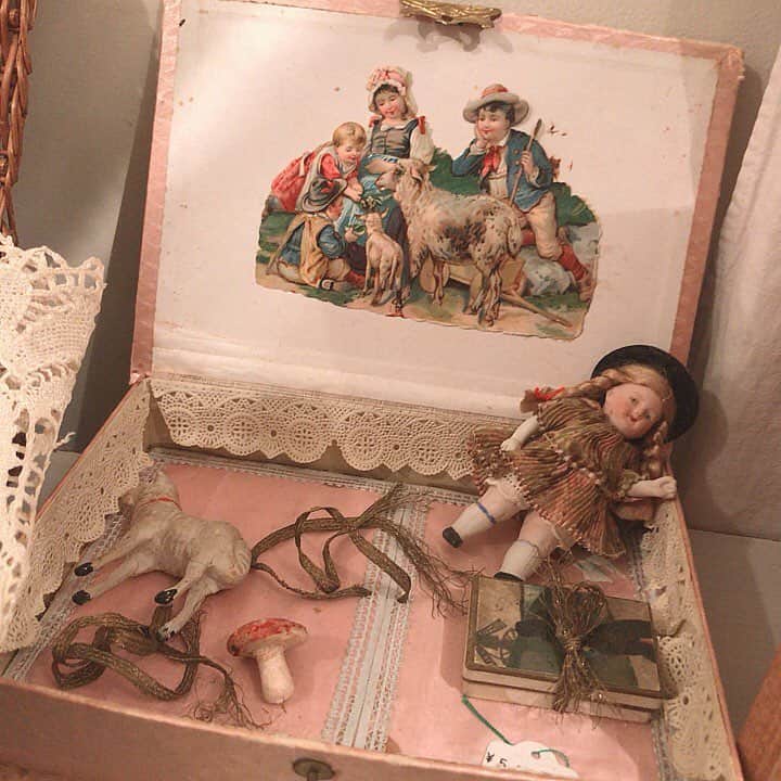 酒元麻衣（まいへー）のインスタグラム：「so pretty ⚜️🐑🍄 antique  shop"torico-lore" . . (撮影許可頂いてます) #antiqueshop#恵比寿#antique」