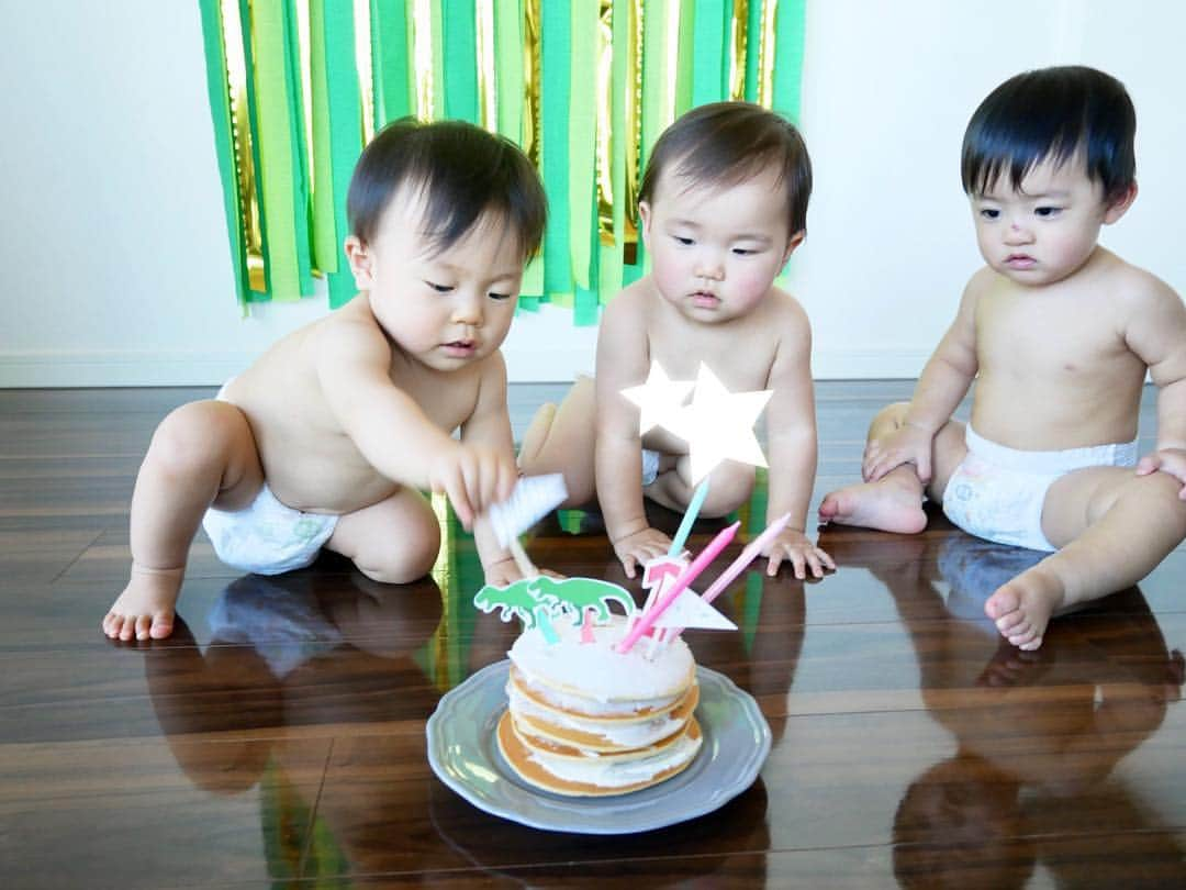 岡本果奈美さんのインスタグラム写真 - (岡本果奈美Instagram)「\ 1th birthday party🎂 /﻿ ﻿ ベビトレヨガのレッスンのモニター﻿ に来てくれたのがきっかけで…﻿ ﻿ 今では定期的に会うベビちゃんたちの﻿ 誕生日パーティー✨﻿ ﻿ (定期的に会えるのは、いつもイベントやレッスンに来てくれるから😭🙏✨)﻿ ﻿ ﻿ @mymtsh  色々準備してくれてありがとう！﻿ ﻿ ﻿ あー楽しすぎた☺️﻿ 幸せってこうゆうことだなぁって。﻿ ﻿ ﻿ こんなハッピーな時間を作ってくれた﻿ ベビちゃんたち、生まれてきてくれてありがとう♡﻿ ﻿ ﻿ ﻿ あっしほちゃんにはbabyshowerも、トータルプロデュースしてもらうの！😍﻿ 絶対可愛いじゃん！！！😭✨✨﻿ (2/6に決定したから、みんな来てね♡笑)﻿ ﻿ ﻿ ﻿ あー次はいつ会えるかな♡﻿ ちなみにベビトレヨガDVDにも出演してくれてるよ♡﻿ ﻿ @__kotoe__  @yuhekim  #1thbirthday  #1歳誕生日  #1歳バースデー  #妊婦生活 ﻿ ﻿#妊娠21週 #妊娠6ヶ月 #ベビトレヨガ」11月15日 21時20分 - kanamiokamoto