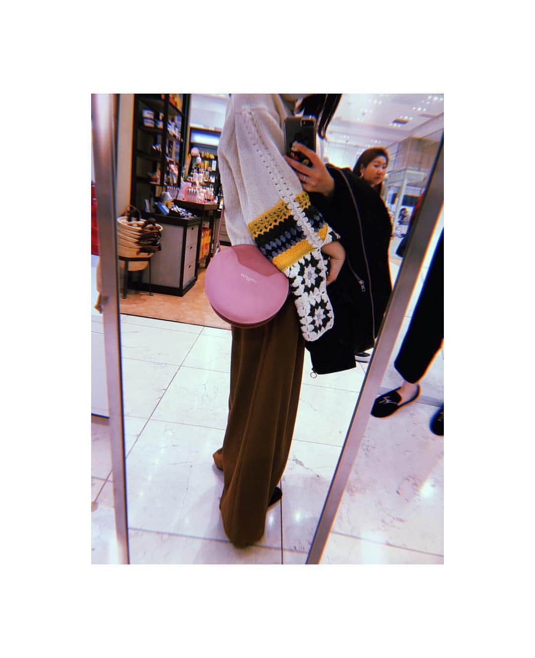 片山陽加さんのインスタグラム写真 - (片山陽加Instagram)「最近GETしたNEW bag❤️ #lancaster のショルダーバッグ♪ ピンクの bagって今まであまり 買った事なかったけど、 今年はカラーが流行りだし 青みがかったピンクなので 何にでも合わせやすく、この冬大活躍しそう♡  新宿タカシマヤ2Fにて27日まで POP UPストアやってるみたいなので お立ち寄り際には見てみてね♡  このショルダーバッグの他にも 可愛いbag達がたくさんあったよ😍 ノベルティやキーチャームが貰える キャンペーン中みたい♡  #bag #lancasterparis  #paris #new #大活躍の予感」11月15日 21時45分 - haachandyoo