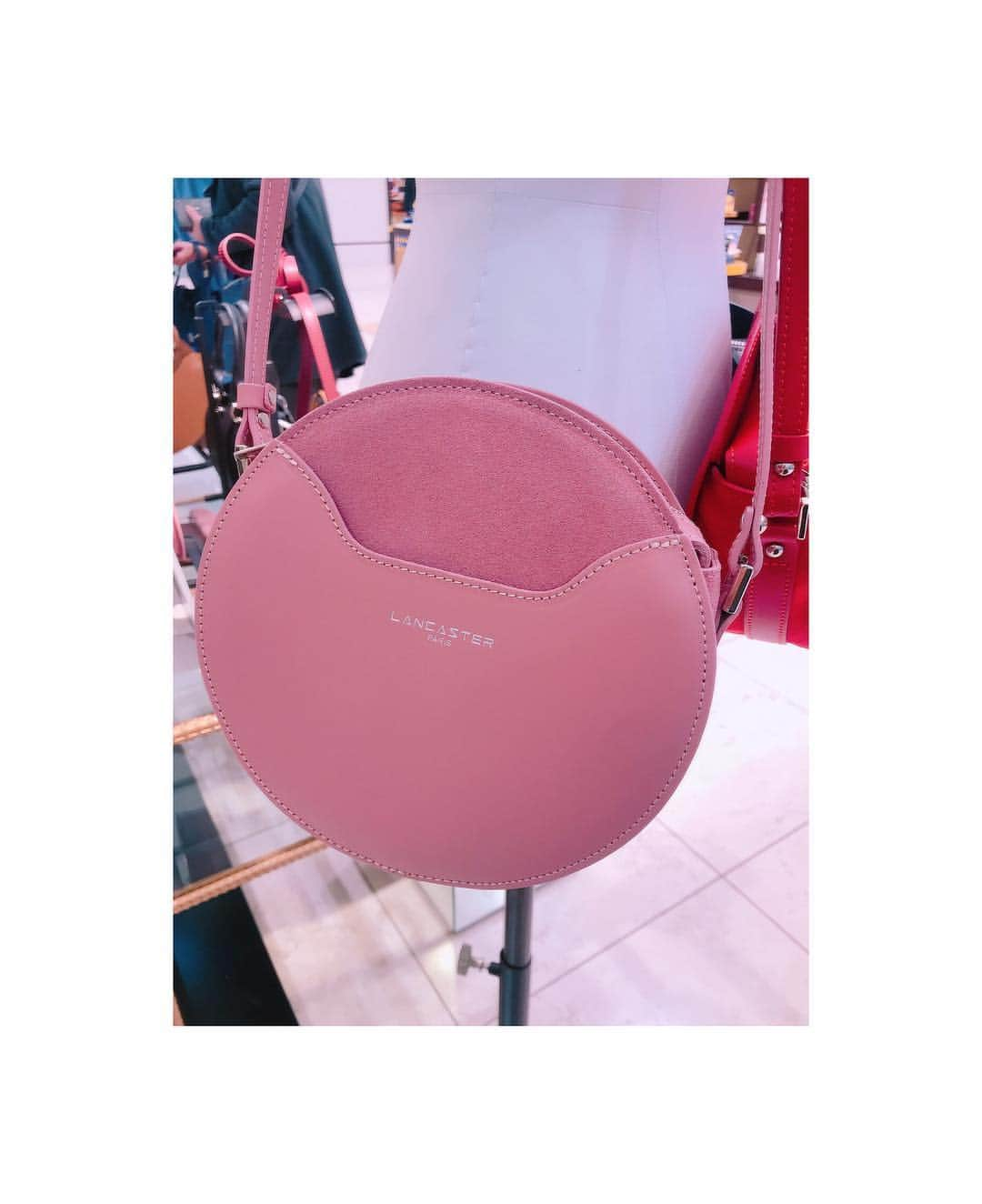 片山陽加さんのインスタグラム写真 - (片山陽加Instagram)「最近GETしたNEW bag❤️ #lancaster のショルダーバッグ♪ ピンクの bagって今まであまり 買った事なかったけど、 今年はカラーが流行りだし 青みがかったピンクなので 何にでも合わせやすく、この冬大活躍しそう♡  新宿タカシマヤ2Fにて27日まで POP UPストアやってるみたいなので お立ち寄り際には見てみてね♡  このショルダーバッグの他にも 可愛いbag達がたくさんあったよ😍 ノベルティやキーチャームが貰える キャンペーン中みたい♡  #bag #lancasterparis  #paris #new #大活躍の予感」11月15日 21時45分 - haachandyoo