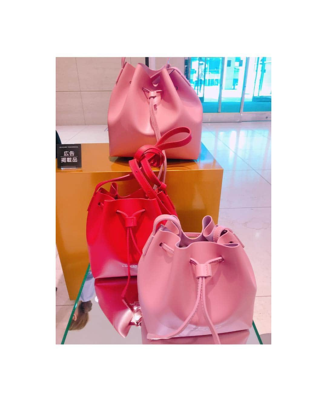 片山陽加さんのインスタグラム写真 - (片山陽加Instagram)「最近GETしたNEW bag❤️ #lancaster のショルダーバッグ♪ ピンクの bagって今まであまり 買った事なかったけど、 今年はカラーが流行りだし 青みがかったピンクなので 何にでも合わせやすく、この冬大活躍しそう♡  新宿タカシマヤ2Fにて27日まで POP UPストアやってるみたいなので お立ち寄り際には見てみてね♡  このショルダーバッグの他にも 可愛いbag達がたくさんあったよ😍 ノベルティやキーチャームが貰える キャンペーン中みたい♡  #bag #lancasterparis  #paris #new #大活躍の予感」11月15日 21時45分 - haachandyoo