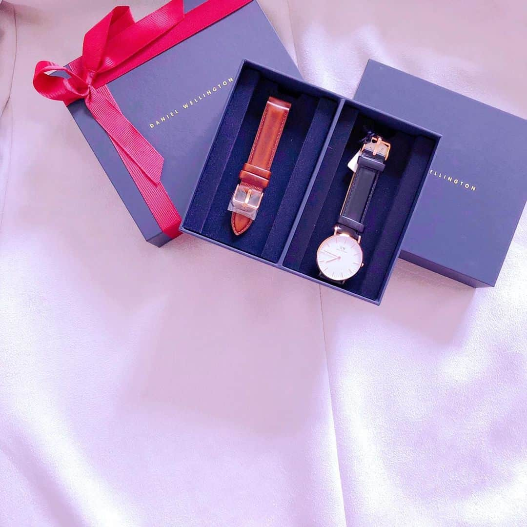 s.hiyeeeeさんのインスタグラム写真 - (s.hiyeeeeInstagram)「🎄 @danielwellington ・ ・ ・ ・ 早めのChristmasGift、届きました🎁 ・ ・ 1週まわってベーシックチョイス❄️ ・ ・ ・ ・ ・ ダニエルウェリントン クリスマスキャンペーンSTART🤶 自由に組み合わせことができる、 クリスマス限定ギフトセット🎁 . 公式サイトより↓ 任意2商品のご購入で10％OFF ギフトラッピング・送料無料✨ & 【クーポンの併用可】 15％OFFクーポンコード：Yeee （期限は2019年1月15日まで） . https://www.danielwellington.com/jp @danielwellington  #ダニエルウェリントン #DWforeveryone ・ ・ ・ #danielwellington  #myclassicdw #MYCLASSICDW  #Watch #腕時計  #アクセサリー #accessory #basic #normal #gift #present #Christmas #Xmas #クリスマスプレゼント ---------」11月15日 21時27分 - s.hiyeeee