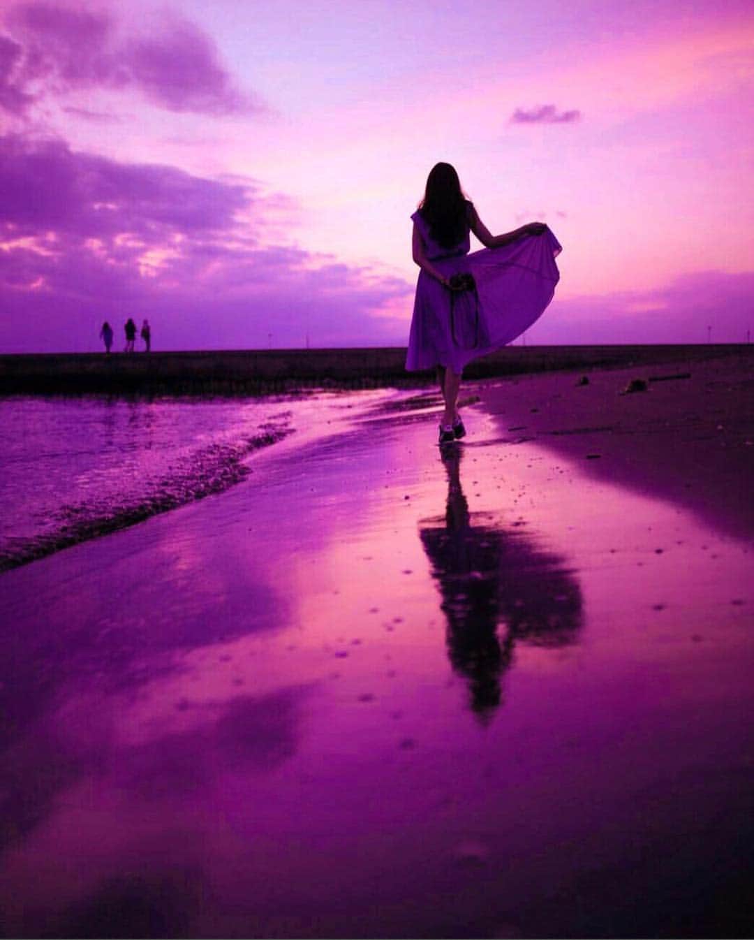 LDL TRAVEL 公式のインスタグラム：「📍:Kanagawa / Japan . 夕方の江ノ島…💜 . 最高のロケーションで撮れた一枚です🤭 . . . . ✈︎ @momoyu1125 . .  #湘南 #江ノ島 #夕焼け」