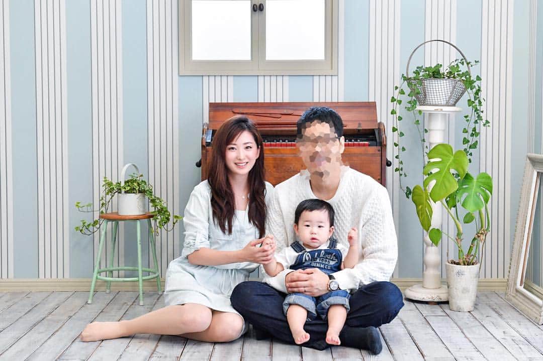 のインスタグラム：「息子の #1歳の誕生日 当日に #家族写真 を撮りました。 1歳のお誕生日はとても感慨深く、 1年前を振り返っていました。  1年前は妊娠中の苦しいツワリと、帝王切開の傷が辛すぎてなかなか息子を可愛い！！と思える余裕がなかったこと。  泣いている息子を横目に特に胸が痛むとかはなく、ただ黙々と作業の如く授乳やオムツ替えをしていたこと。  そして段々と私を見ていつもニコニコ笑い、全身全霊で甘えてくるところ。  そんな日々を共に過ごし、今では可愛くて仕方ないです。 「お誕生日おめでとう！」という気持ちより「私の元に生まれてきてくれてありがとう！」と心の底から思える特別な日でした。」