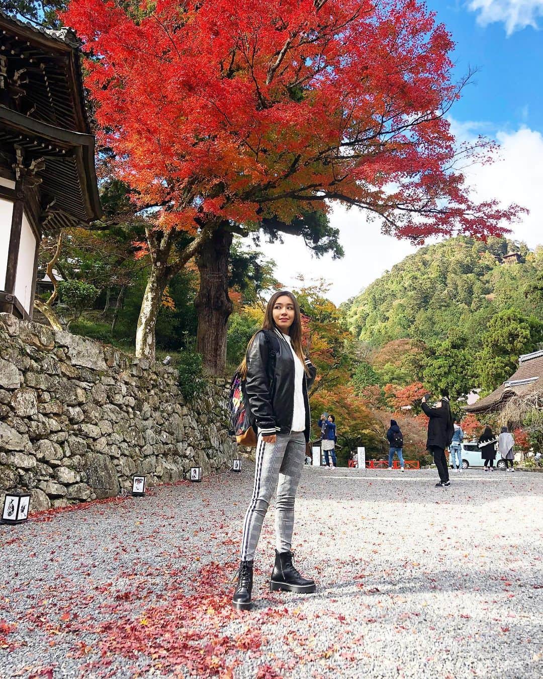南美沙さんのインスタグラム写真 - (南美沙Instagram)「滋賀県に来ています✨. . 日吉大社の紅葉が🍁綺麗です✨. 来週〜再来週くらいがベストシーズンかも✨ 京都からもすぐだし、混みすぎてなく身が清められました。. . .  #滋賀#びわ湖#旅行#虹たび#大津市#観光#PR #beautifulsail」11月15日 13時29分 - miee.misa