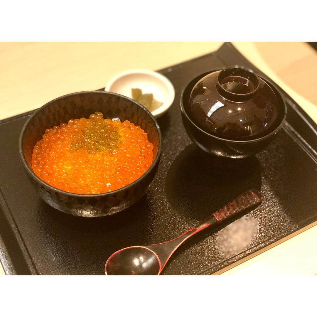 若月みいなさんのインスタグラム写真 - (若月みいなInstagram)「北海道メシ😋🍴 . #蝦夷屋 #ジンギスカン  #カレーのふらのや #スープカレー  #空 #焼きとうきびラーメン  #函館うにむらかみ #いくら丼 #活ボタン海老  #北海道イベント  #札幌  #すすきの  #厚別  #ご飯  #飯テロ  #全部美味しかった  #ごちそうさまでした  #いくらに溺れたかった  #次行く時はいくらに溺れてきます」11月15日 13時45分 - wakatsuki_cmore