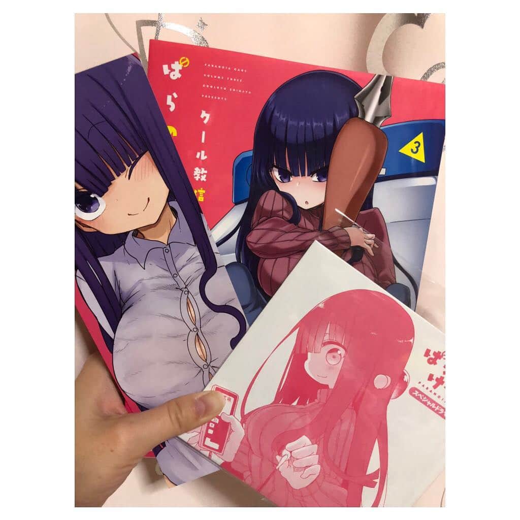 國分優香里のインスタグラム：「✩ ぱらのいあけ〜じ（3）ドラマCD付き限定版ゲットしました〜✨ ✩ しかも、特製大判しおり付き❗️ セクシーな水木先生（あってます？笑）の裏には、なんと怒ったサキちゃんが…😳 ✩ 嬉しいサプライズに写真を撮って、早速携帯の待ち受けにしました📱💨 ✩ うん、悪霊退散…魔除けに良さそう👍✨（サキちゃんを知っている人は分かりますよね💀笑） ✩ そしてなんと今❗️ ✩ COMIC MeDuさんのサイトで、クール教信者先生の『ぱらのいあけ〜じ③』発売記念特別企画！ドラマCD付き限定版販促回が大公開されています‼️ ✩ キャラクター達がドラマCDの魅力を語ってくれていますよ〜😍 ✩ http://www.comic-medu.com/st/paranoiacage/60 ✩ 漫画を読んで、凄く嬉しくて（こういうのに物凄く憧れていたので夢が叶いました💗笑）。 ✩ 皆様にも是非、読んで欲しい❗️と思ったので宣伝させて頂きました😊 ✩ 3巻もとても楽しかったです🎶 安定の水木先生😁✨ ✩ すでにキャラクターの声が新井さんや市来さんの声で再生されます（笑）。 ✩ サキちゃんも大活躍していて、更にサキちゃんのことも知れて、もっと好きになってしまいました💘 ✩ また水木先生やサキちゃん、榎さん、水木ハハ（笑）、素敵スタッフの皆様に会えるといいなぁ🙏 ✩ ぱらのいあけ〜じ、まだの方は是非❗️読んで、ドラマCDも聴いて下さいね😘 ✩ ✩ ✩ #ぱらのいあけ〜じ #ドラマCD #クール教信者 #新井里美 #市来光弘 #小林桂子 #こみっくめづ #夢が叶った #声優」