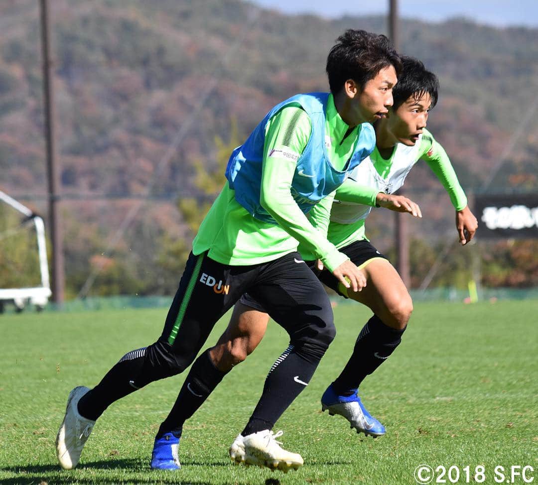のインスタグラム：「秋晴れとなった本日は吉田サッカー公園でトレーニング⚽ リーグ戦のない今週はみっちりと練習に励んでいます💪 #sanfrecce #川辺駿選手 #東俊希選手 #森崎和幸選手 #水本裕貴選手 #11月24日 #ホーム最終戦まで #あと9日」
