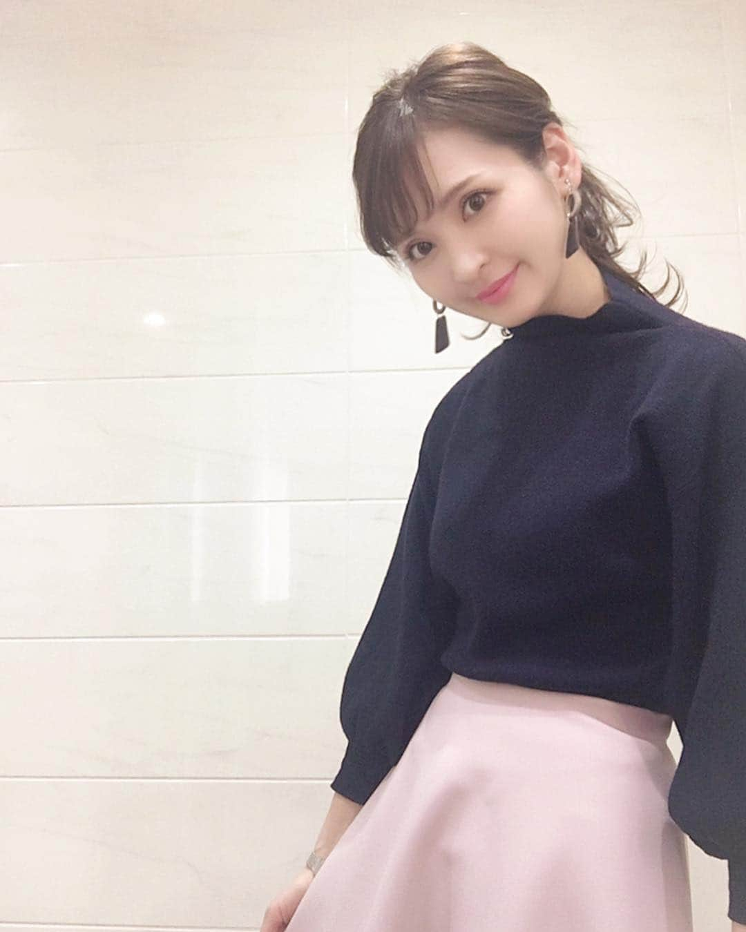 藤後 沙織 とうごさおりさんのインスタグラム写真 - (藤後 沙織 とうごさおりInstagram)「このニット、スカートにもパンツにも合ってすごい着まわしやすいの👗 @joint_space @feerichelu の品番fch412-0157 だよー♫ 袖がバルーンになってて可愛い☻ ・ ・ #feerichelu #feerichelu_style #ニット #ニットトップス #ネイビーニット #バルーンニット #PR」11月15日 14時47分 - saori_togo