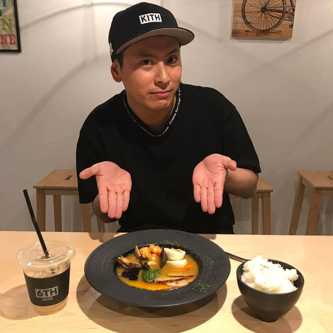 山下健二郎さんのインスタグラム写真 - (山下健二郎Instagram)「大阪で仕事だったので空き時間、親友のマットンのお店6THに行ってきました！！ 開店祝いに何かできないかなぁって思ってたんですが壁に何か書いてほしいって事で書いてきました！！笑笑 久々に絵を書いたので緊張したけどみんなの力も借りてなんとか完成！！ スープカレーもコーヒーも美味すぎました！！俺はシーフード派です✨✨✨👌 #6th #スープカレー」11月15日 15時03分 - 3jsb_kenjiro_official