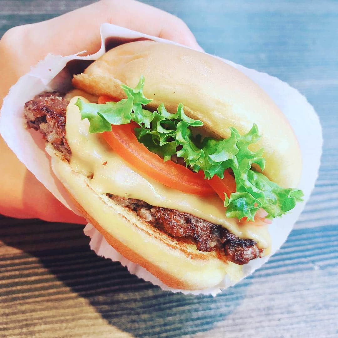 畠山愛理さんのインスタグラム写真 - (畠山愛理Instagram)「たまには☺️🍔 #シェイクシャック #shakeshack #🍔」11月15日 15時33分 - airihatakeyama