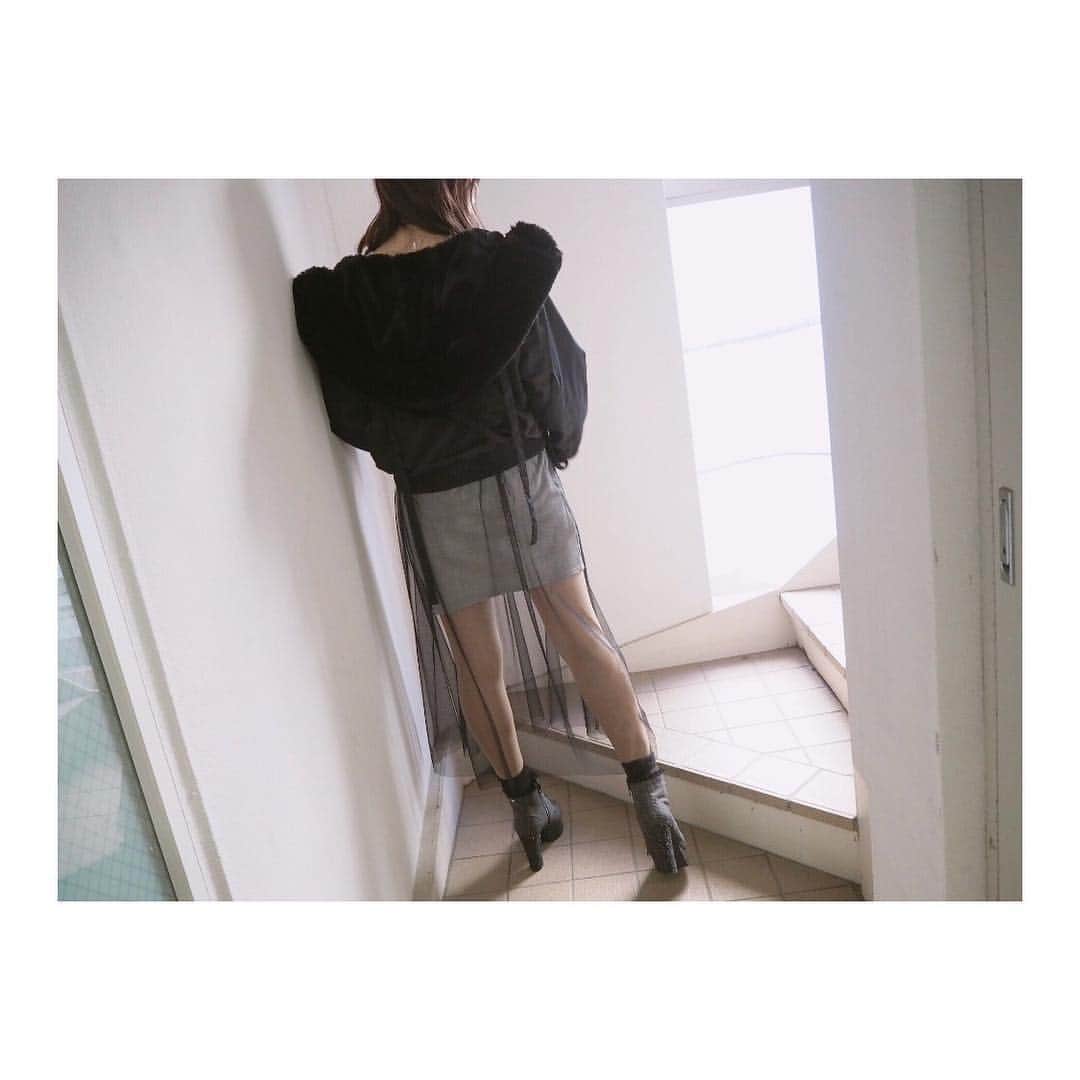 EATMEさんのインスタグラム写真 - (EATMEInstagram)「11.15 update... #EATME # NOVEMBER #NEW #REARRIVAL#ITEM #🌹 STAFF身長🚺:162cm ブルゾン、チョーカー➡︎発売中 ワンピース➡︎11.16発売予定 . TOP画面のURLからEATME WEB  STOREをCHECK💁🏻‍♀️ @eatme_japan . フェイクファーフードクロスブルゾン（ #BLOUSON ） ¥20,000（＋tax） COLOR🎨:BLK.PNK SIZE📐:FREE . チュールコンビペプラムワンピース（ #ONEPIECE ） ¥11,000（＋tax） COLOR🎨:GRY.PNK.BLK SIZE📐:FREE . ローズクロスチョーカー（ #CHOKER ） ¥2,000（＋tax） COLOR🎨: SLV . BRUSHEDソックス（ #SOX ） ¥1,500（+tax）  COLOR🎨:BLK.O/WHT . レースフリルショートブーツ（ #BOOTS ） ¥13,800（+tax） COLOR🎨:MIX.BRN.BLK SIZE📐:S（22.5cm) M（23.5cm）、L（24.5cm） . #EATME_COORDINATE  #eatmejapan #イートミー #fetishmode #2018aweatme #2018aw #EuropeanGothic #益若つばさ #tsubasamasuwaka #fashion #outfit #styling #japan #tokyo #harajuku #原宿 #instagood #like4like」11月15日 15時43分 - eatme_japan