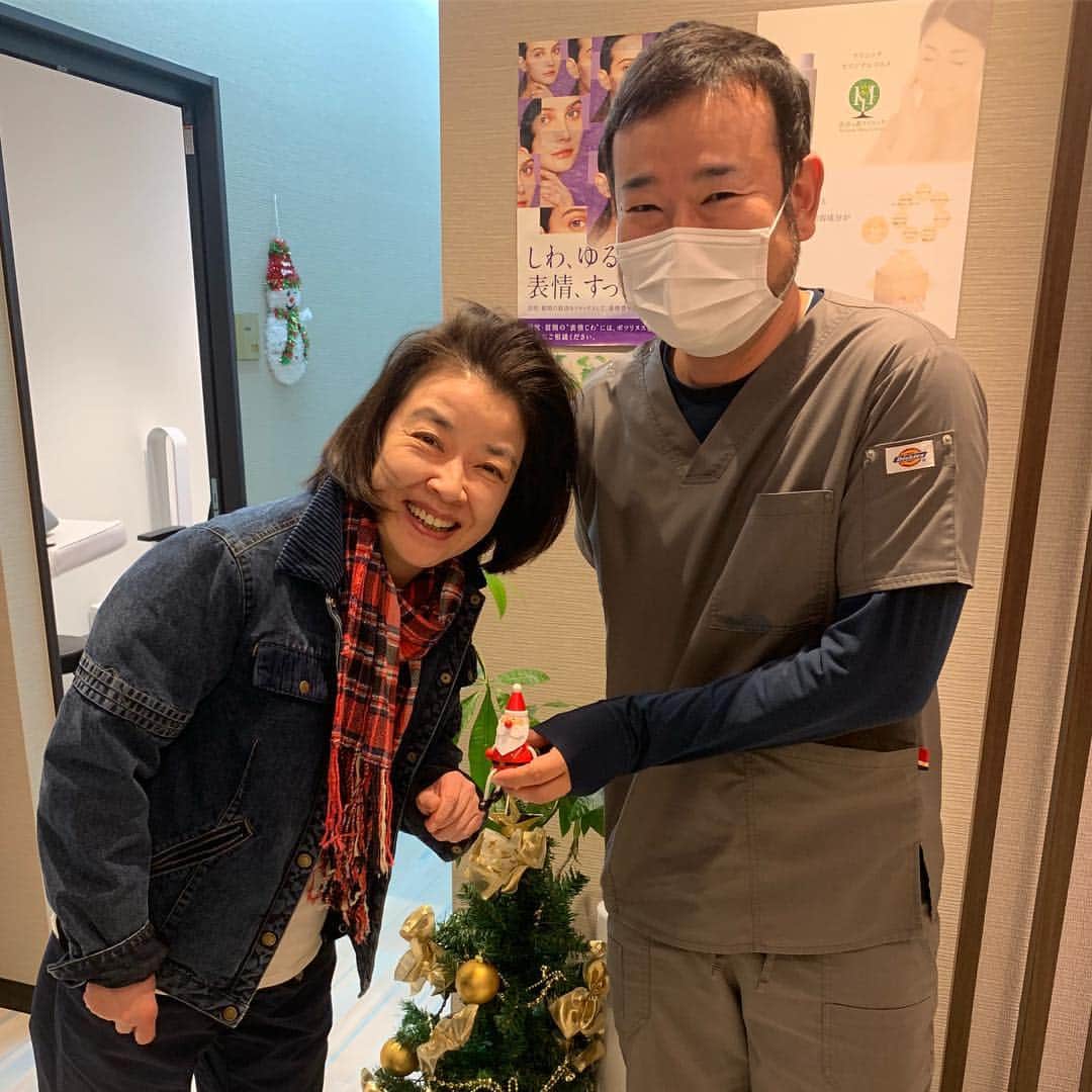 岸本加世子さんのインスタグラム写真 - (岸本加世子Instagram)「肌が乾燥する季節。お肌のお手入れに行って来ました。気持ち良くて寝てしまい寝起きの顔でパチリ。サンタさんの人形を持って先生お茶目です。笑#渋谷の森クリニック #森克哉医院長」11月15日 15時55分 - kayokokishimoto