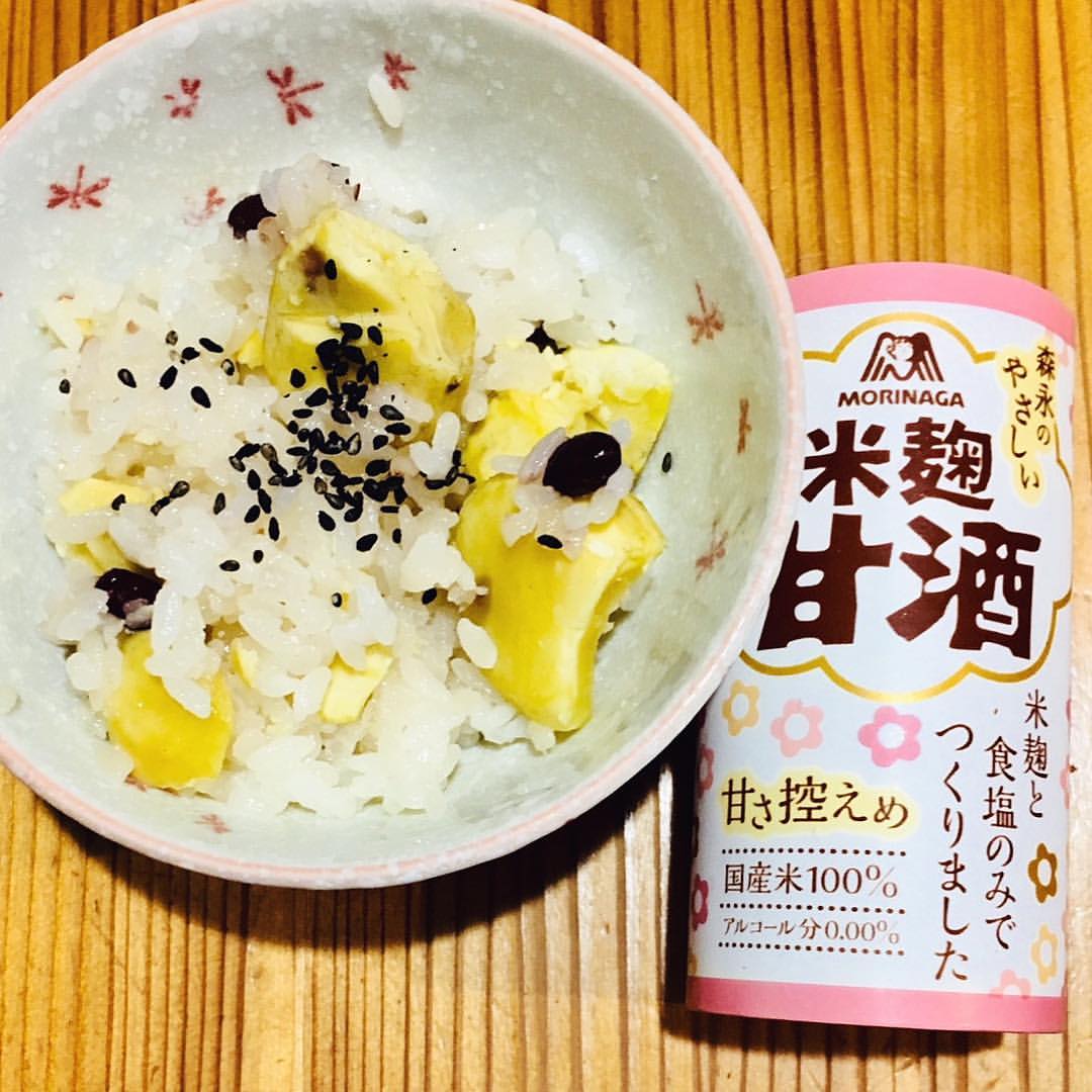 森永製菓のインスタグラム：「* 甘酒を使って風味づけ。 もち米を半分使っておこわ風にしました。 . #森永 #森永製菓 #morinaga #米麹の甘酒 #森永甘酒 #森永のやさしい米麹甘酒 #甘酒 #甘酒レシピ #栗ご飯 #おこわ風 #もち米 #秋の味覚 #食欲の秋 #栗の季節」