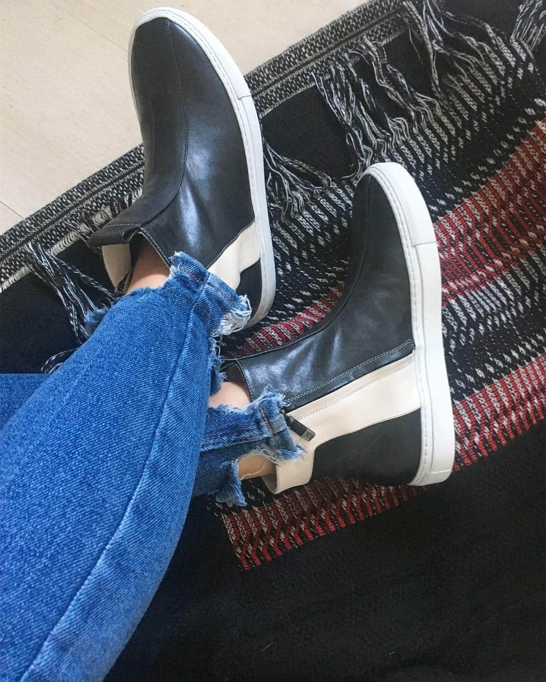 アルベルトフェルマーニのインスタグラム：「Let's be comfortable with this black and white sneakers!! Available in our shop online albertofermani.it  #albertofermani #sneakers」