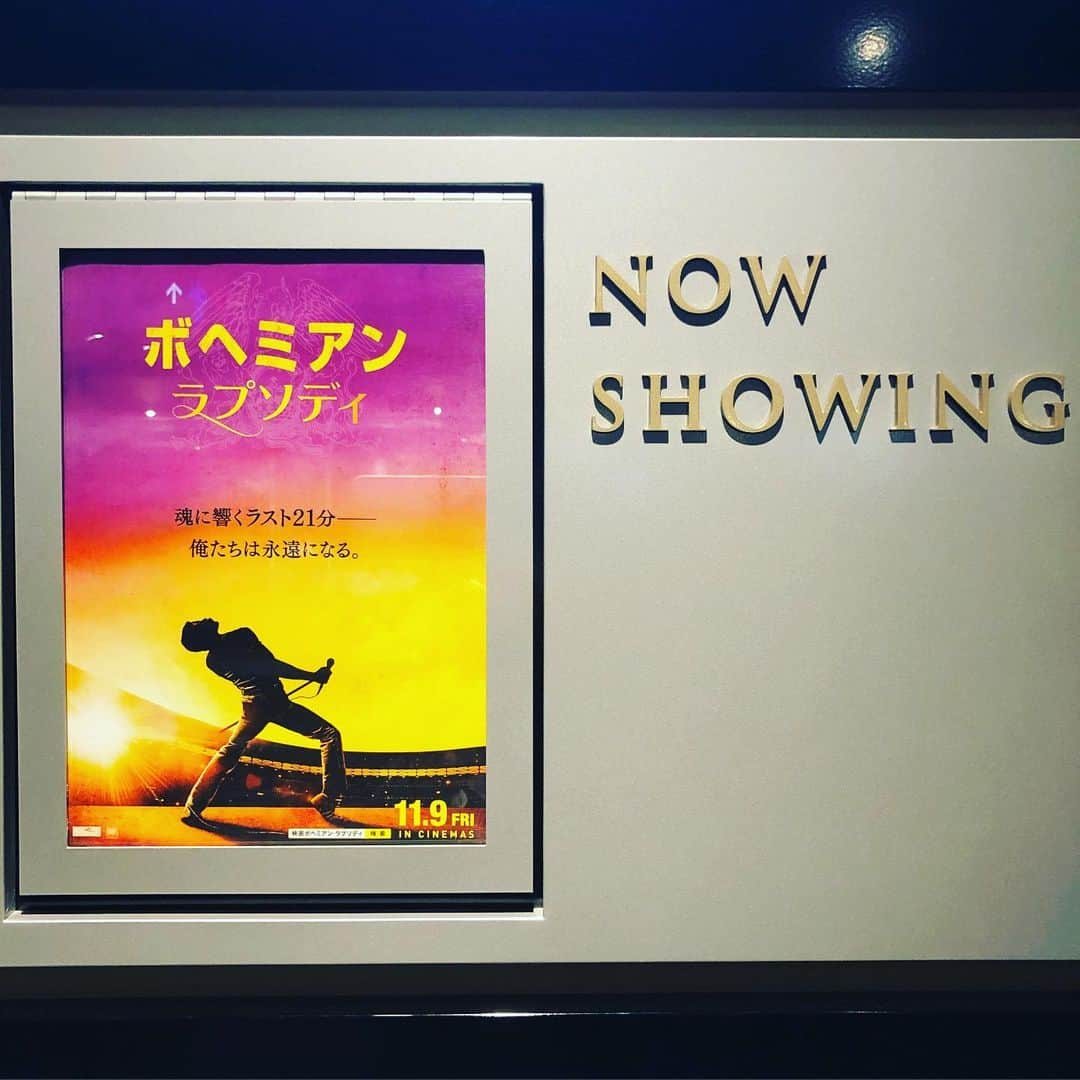 KiYOさんのインスタグラム写真 - (KiYOInstagram)「時間できた！ので#ボヘミアンラプソディ 観れました🙃 二日前の話ですけど。 . 正直ちょい泣ける系の伝記物だと思っててですね。 俺だって子供の頃から重度の#QUEEN ヲタですし、#ライブエイド の映像だって何度も見ましたしで、 そう安々と泣いてたまるか！と1人で息巻いてたら。。 . すいません全く焦点が違った！そういう映画じゃない！（＞＜；） . ラスト21分、あの地球規模のフェスを体験させるという力技構成が待っていて…。 観ればわかります。あんなん魂に響くどころか鷲掴みにされるレベル。 歌詞も相まってひたすら号泣でした。いやめっちゃ良かったよー😂 . 気になってたけど迷ってるって人は無条件で観とくべきだと思います。 俺もあと2、3回は観たい😣 . . てかレコーディングのシーンなんかも、#ドルビーアトモス 版で観ると疑似体験してるような感覚に陥るぐらい音が分離して聴こえるんですけど、、 . やっぱ完璧主義者って、皆すべからく頭おかしいんだと再認識（褒め言葉） まあどこか狂ってないとアーティストなんか出来んわな😌 . #お前その歯で歌えんのかって流石ロジャー鬼畜か😂 #いろいろ時系列がおかしいのは見なかった事にする #TheShowMustGoOn #この世で最も偉大な曲 #偉大な言葉 #昨日からクイーンヘビロテ中 #そんな人多そう😅 #ライブ盤ベスト盤ブートレグ含めると300曲以上😵 #3枚目は香港で見た蝋？人形 . . I finally got to watch #BohemianRhapsodyMovie. It was 2 days ago, though. I had been looking forward to it, but I thought the movie is a typical #BiographicalFilm which combines #drama about #FreddieMercury. I've been a #QueenGeek since I was child, and I watched the #LIveAid video so many times. So "I never cry easily!" I was fuming. . But my thoughts were out of focus, that was not the movie I imagined >< All of us experienced Live Aide, is the legendary charity festival, in the last 21 min. The scene seized my soul. when I saw the lyrics I really was moved to tears. That was amazing! . If you're thinking about whatever watch it or not, you should go and see! #APictureIsWorthAThousandWords! I wanna watch that more a few times too😣 . . Btw, if you watch the #DolbyAtmos edition, you can hear the separation in the sounds so well, you'll practically feel as if you're having a #SimulativelyExperience of their actual #recording... . In the end, I was able to re-confirm that all #perfectionists are necessarily insane (in a good way) Well, unless you're #insane, you can't live as an #artist, right?😌 . . #kiyonomo」11月15日 16時54分 - kiyonomo