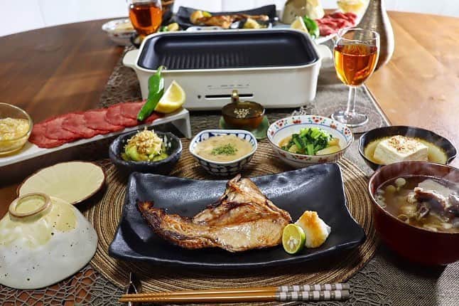 のインスタグラム：「. ▫️ブリカマ塩焼き ▫️具沢山きのこ汁 ▫️焼きナス ▫️卵納豆 ▫️蕪と蕪の葉の煮物 ▫️湯豆腐 ▫️もずく酢 ▫️ネギタン塩 . タン好きの我が家。 タン＝ネギと一緒に食べたい私は、タンを食べる時は必ずネギダレを作ります。 . 長ネギ、胡麻油、薄口醤油（九州の甘めなやつ）、白胡椒、塩。というシンプルな味つけ。 たまにここにコチュジャンを入れたり、鶏がらスープの素を入れたりして気分で味を変えます😊 . 食べてるうちに食事が冷めてくるのは仕方の無い事ですが、鉄板ものがあるとずっと熱々で食べられるのが嬉しくて好き💓 . ごちそうさまでした😋 . . #「夫婦のきずなごはん」&「1回のお買い物で3日献立　夫婦のきずなごはん」発売中  #細貝家の食卓  #おうちごはん #料理 #盛り付け #テーブルコーディネート #疲労回復メニュー #免疫力アップメニュー  #アスリート飯 #時短レシピ #料理本 #料理好きな人と繋がりたい #クッキングラム #kochen #essen #instafood #foodstagram #delistagrammer」