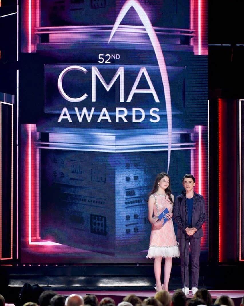 マッケンジー・フォイさんのインスタグラム写真 - (マッケンジー・フォイInstagram)「I had such an amazing time presenting with @noahschnapp at the @cma awards!!」11月15日 22時37分 - mackenziefoy