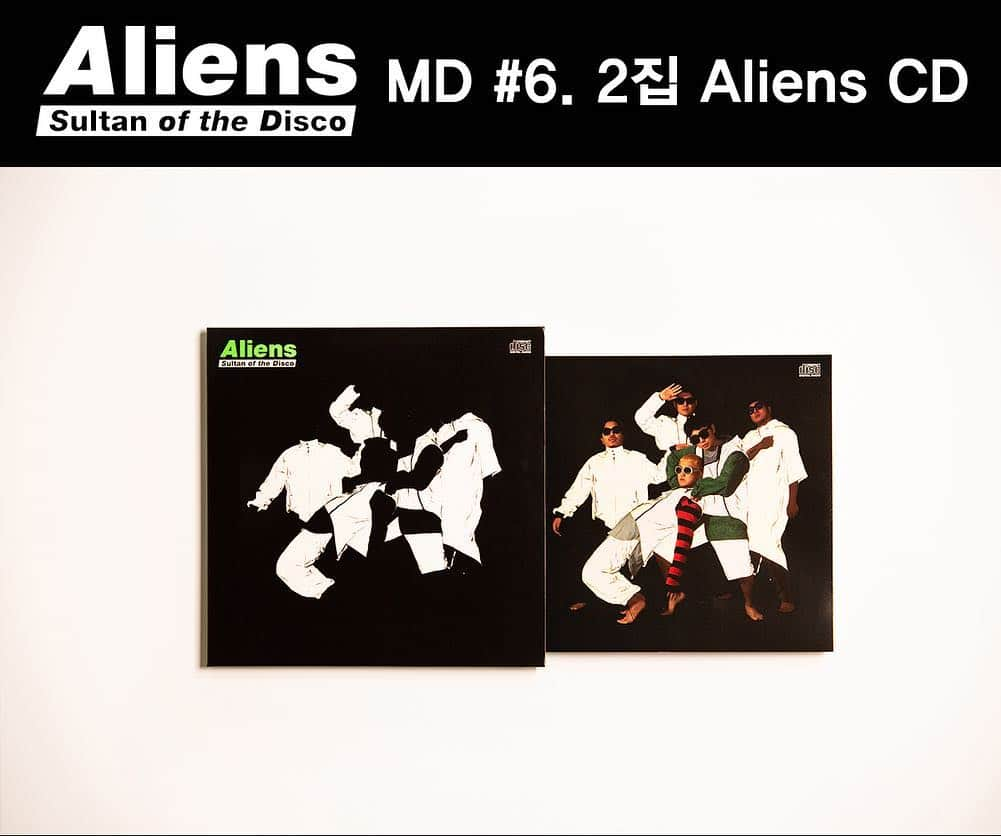 Sultan Of The Discoさんのインスタグラム写真 - (Sultan Of The DiscoInstagram)「[Aliens MD 재공지] 🎁 11월 17일(토) 단독 콘서트에서 MD를 공연 시작 전에 구입하고 싶으시다고 문의주시는 분들이 많아 당일 운영 동선을 조정하여 공연 전후에 모두 판매를 진행하기로 했습니다. 성원에 감사드립니다. . 💸 MD판매시각: 1차 - 공연시작 전 4:00pm-5:00pm / 2차 - 공연종료 후 8:00pm-9:30pm 🛒 MD판매장소: YES24 라이브홀 로비 💳 현금 및 카드 결제 모두 가능합니다 🛒 공연 티켓을 소지하신 분들에 한해 로비 입장이 가능합니다 👥 8:30pm부터 MD 부스 옆에서 술탄 멤버들의 사인회를 진행합니다 . 🔅 no. 1 리플렉티브 백 - 술탄오브더디스코의 새 의상을 모티브로 제작한 가방 - 어두운 데서 빛을 받으면 밝게 빛나는 리플렉티브(반사) 소재가 포인트 - collaborated with @moon_and_sixpence_ - 사양: 가로 22 x 세로 18 x 두께 3cm. 함께 제공되는 어깨끈으로 사이드백으로 활용할 수 있음 - 가격: 38,000원 . 👽 no. 2 Aliens 티셔츠 - 크리에이티브 팀 'two-five-ten'과 함께 만든 앨범 패키지의 아트워크를 활용한 티셔츠 - 어두운 데서 빛을 발하는 전면 야광 로고의 디테일 - 사양: 100% cotton - 사이즈 [기장/가슴/어깨] (단위 cm) S [66/49/44] M [70/52/47] L [74/55/50] XL [78/58/53] - 가격: 29,000원 . 👊 no. 3 통배권 타올 - 2집 타이틀곡 '통배권 (feat. 뱃사공)'의 로고가 한자로 박혀있는 슬로건 타올 - 사양: 100% cotton. 22 x 105cm. 발염인쇄 - 가격: 10,000원 . 🥋 no.4 통배권 스티커 세트 - 화제의 '통배권 (feat. 뱃사공)' M/V의 캐릭터들을 원화가 화로 작가가 새롭게 그려낸 스티커 4종 - 가격: 4종 1세트 6,000원 . 👾 no.5 Aliens 스티커 세트 - 2집 [Aliens]의 앨범 아트워크를 2종의 홀로그램을 포함한 7종의 스티커로 제작 - 가격: 7종 1세트 6,000원 . 📀 no.6 2집 [Aliens] CD - ‘사라지는 꿈'과 '통배권 (feat. 뱃사공)' 등 11트랙 수록 - 일반 CD보다 1.5배 큰 7인치 크기로 제작 - 가격: 16,000원 . 💿 no.7 1집 [The Golden Age] CD - 절판되었던 2013년작 1집을 2집 발매에 맞춰 재발매. '의심스러워'와 '캐러밴' 등 12트랙 수록 - 가격: 14,000원 . 🎧 no.8 [The Golden Age Revisited] vinyl (LP) - 1집의 음원을 업그레이드하여 2017 레코드페어에서 선보였던 한정판의 소량 재고를 특별 판매 - 180g black disc / 게이트폴드 / mp3 다운로드 쿠폰 포함 - 가격: 33,000원 . ☄ 술탄오브더디스코 2집 단독 콘서트 D-2 💥 "GRAND SULTAN NIGHT 2018" 🦖 2018. 11. 17 (토) 6pm @ YES24 라이브홀 ☠ 예매는 술탄 바이오의 링크 @sultan_of_the_disco . #술탄오브더디스코 #sultanofthedisco #MD #가방 #티셔츠 #슬로건타올 #스티커 #CD #vinyl #LP」11月15日 18時21分 - sultan_of_the_disco