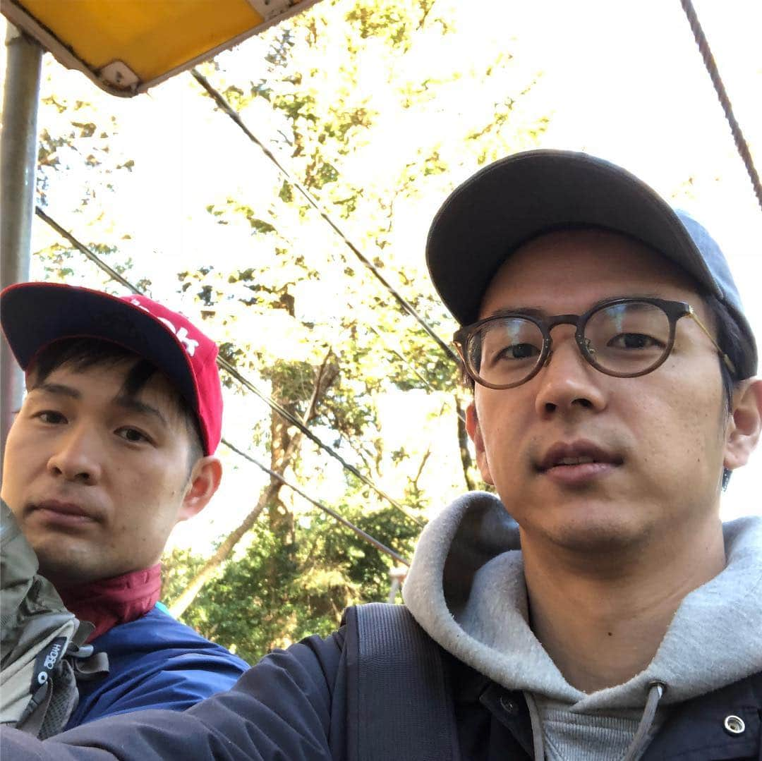 石井輝明さんのインスタグラム写真 - (石井輝明Instagram)「ナポリと高尾山に行ってきました。 本気登山の装いで現れたナポリには申し訳ないくらい、楽チンな登山でした。  #高尾山 #登山 #山登り #本気と軽装 #救急箱まで持ってきてた #僕はタオルと折り畳み傘だけ #また来たい #次は山頂で豆挽いてコーヒー淹れて飲むぞ」11月15日 18時34分 - comandanteishii