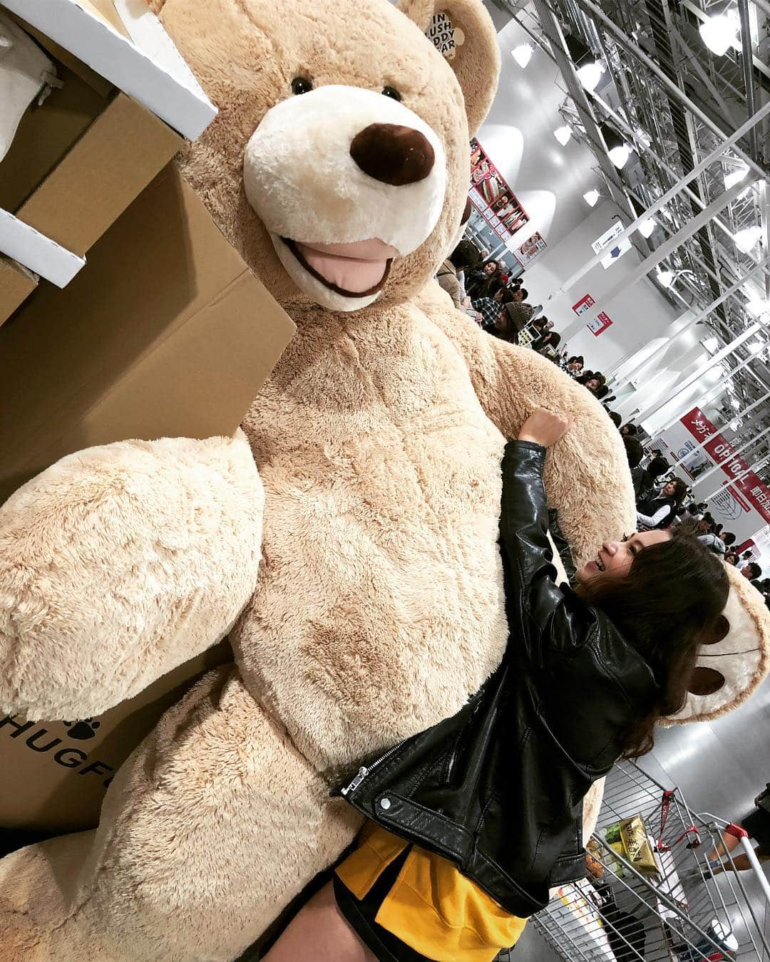 梶川永遠のインスタグラム：「コストコのおっきいくまさん可愛すぎた🐻💗💗 連れて帰りたいいい ・ ・ #costco #コストコ #コストコくま  #コストコ和泉」