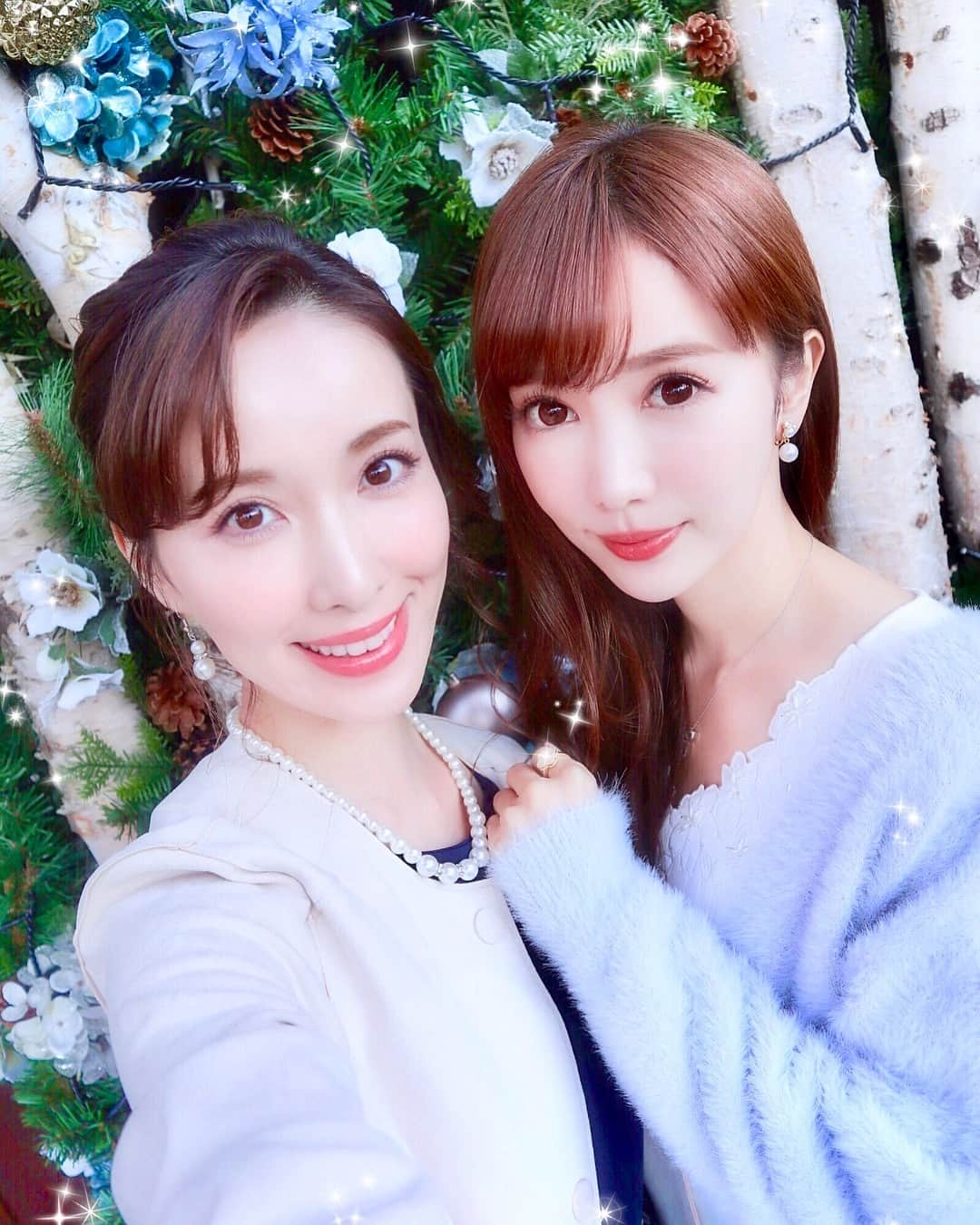 瀬戸早妃さんのインスタグラム写真 - (瀬戸早妃Instagram)「みなさまお久しぶりです！生きてます！ . 今月に入ってから毎日、 撮影や日常業務に追われて、お出かけどころかインスタのお写真1枚も撮れていませんでした😭📷💦 . 怒涛の日々の合間に、つかの間の癒しをこちらの美し過ぎる姫さまと一緒に・・💙 @sekiyumiko0821 . モントレゾールの新作もなかなか発表できずにすみません🙏素敵な冬用アイテムを用意はしているので、もう少しお待ちくださいね😭💙 . #関有美子 ちゃん #美女 #美容番長 #癒し #afternoontea  #クリスマス #クリスマスデコレーション #christmas #tokyo」11月15日 18時50分 - plievesaki