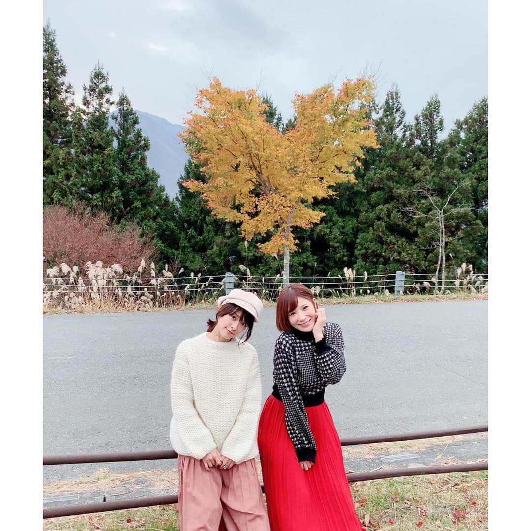 のインスタグラム：「私だって、たまには はしゃぐわよ〜💕 #三峯神社 #ハートの木 #手島優 ちゃん #mihiro」