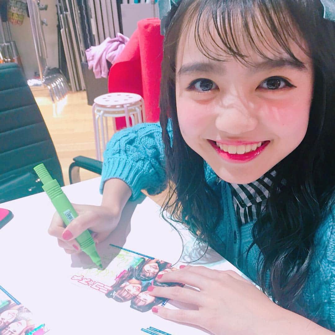 ニコ☆プチのインスタグラム：「ニコ☆プチ12月号のアンケートに答えてくれたコ、先着300名さまにプレゼントするスペシャルサイン入りカードが完成したよ！ ココハ、キノン、メアリ、アンナが一生懸命サインしてくれました☆  なんと、アンナは住所のラベル貼りもお手伝い♪(マアヤが横で応援中！笑)  当選者には近日中にお届します！ 誰のが当たるかはお楽しみに...♡ #阿部ここは  #藤村木音  #林芽亜里  #田中杏奈  #認証ショット  #ニコプチデザイン部」