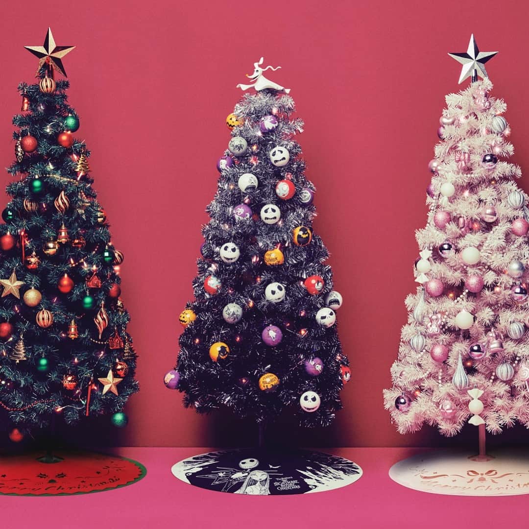 Francfrancさんのインスタグラム写真 - (FrancfrancInstagram)「ㅤㅤㅤㅤㅤㅤㅤㅤㅤㅤㅤㅤㅤ ＼あなたはどのクリスマスツリーが飾りたい？／ クリスマスツリー スターターセットなら、150cmのツリー、オーナメント、ツリートップ、ツリースカートなど全てがセットになっているので、ツリーを飾るのが初めての方でも、届いたその日に簡単に組み立てられます。 ご家族や大切な方と一緒に飾り付けを楽しんでくださいね。 ㅤㅤㅤㅤㅤㅤㅤㅤㅤㅤㅤㅤㅤ ★定番の【グリーン】で気分を高めて煌びやかに。 ☆雪が降り積もるイメージの【ピンク】で可愛らしく。 ★少し不気味でチャーミングな【ナイトメアー・ビフォア・クリスマス】で一味違ったクリスマスを。 ※【ナイトメアー・ビフォア・クリスマス】はオンラインショップでは完売しました。店舗の在庫も残りわずかなので、ぜひお急ぎ下さい！ ㅤㅤㅤㅤㅤㅤㅤㅤㅤㅤㅤㅤㅤ #Francfrancのあるクリスマス #Francfrancのある生活 #Francfranc #francfranc_official #フランフラン #Christmas #クリスマス #Christmastree #クリスマスツリー #ナイトメアービフォアクリスマス #NoelPoison」11月15日 19時46分 - francfranc_official
