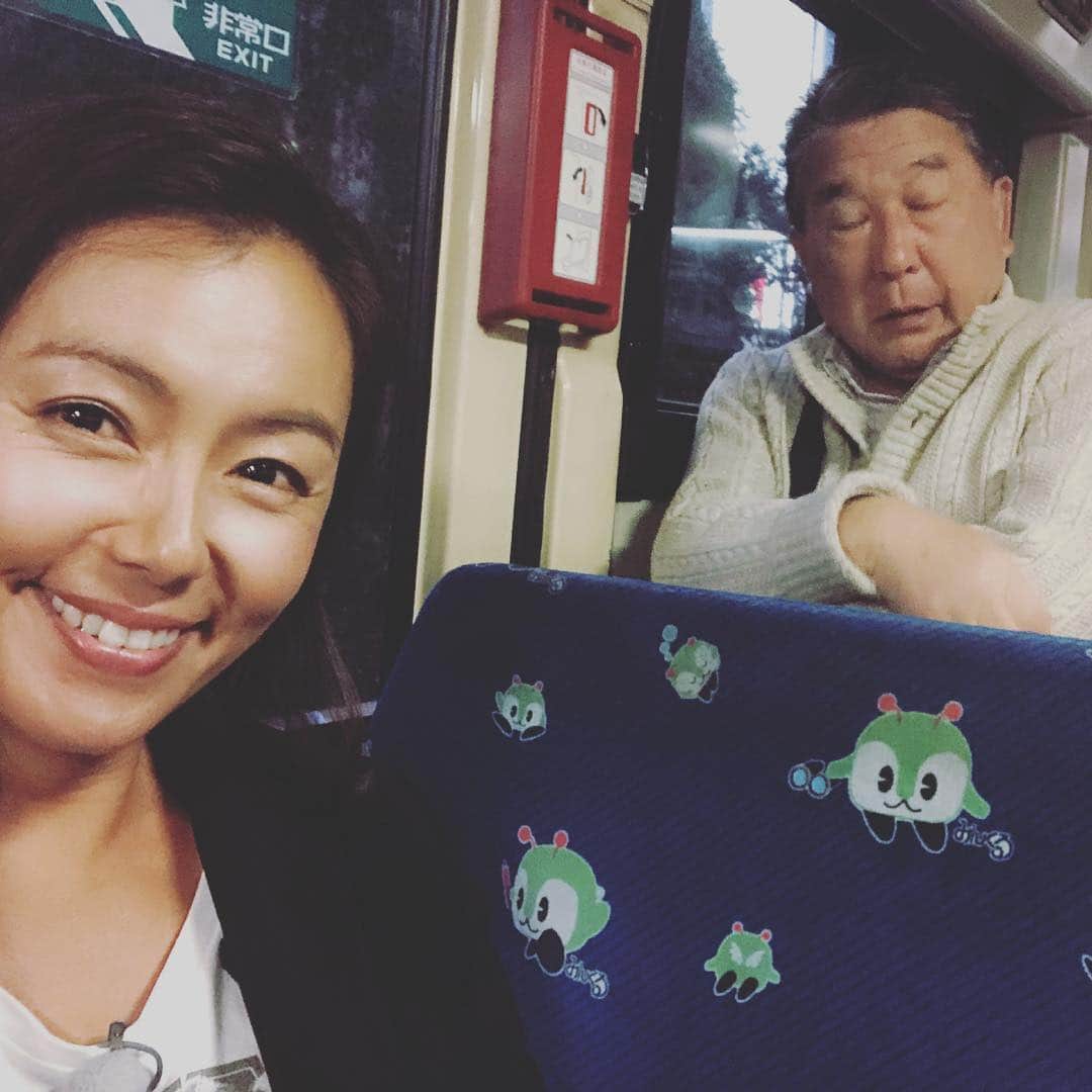 田中律子さんのインスタグラム写真 - (田中律子Instagram)「昨日まで沖縄はビーサン、ノースリーブだったのに、今日の東京はブーツにコート🤣朝から路線バスの旅ロケ🚌気持ちいい秋晴れの空の下、素敵なゲストさんと気ままに気分の趣くままにバス🚌旅🌞徳さんは相変わらず爆睡でしたが、本日のショットは起きた瞬間でした😭  #路線バスで寄り道の旅  #バス旅🚌  #秋晴れ  #徳さん安定の爆睡」11月15日 19時58分 - ri2kotanaka