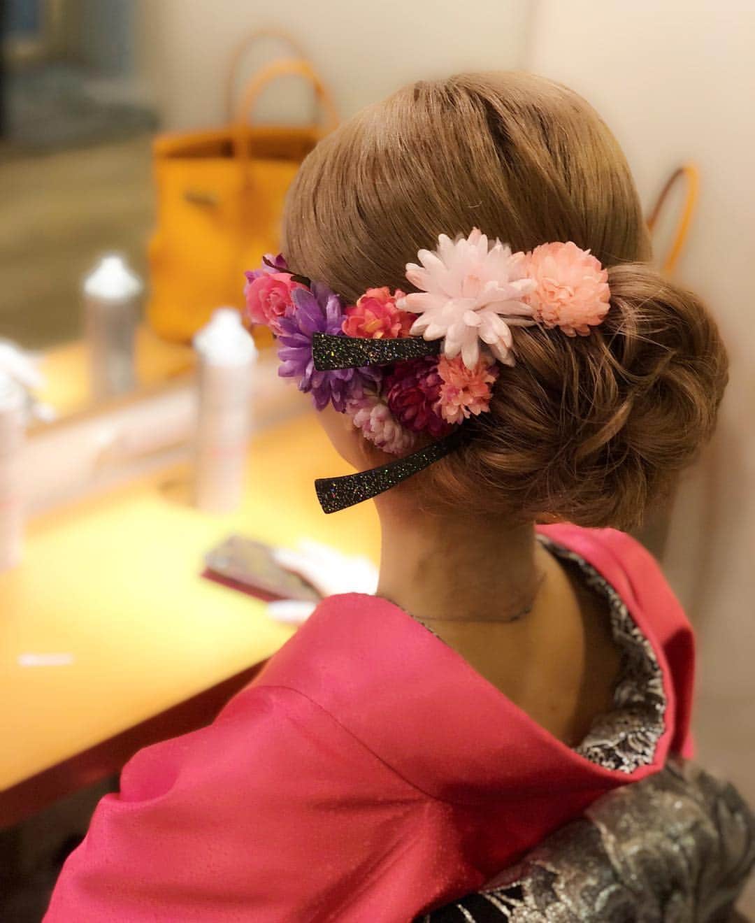 一条響さんのインスタグラム写真 - (一条響Instagram)「おてもとポーズ🥢💕💕 ， 2日目のヘアメイクは お花いっぱいつけて可愛くしてもらったよ🌸🌼🌹🏵 ， #歌舞伎町#キャバ嬢#一条響#周年#イベント#着物#pink#お花#ラブリー#おてもと#イースタジオ」11月15日 20時08分 - ichijyo_hibiki