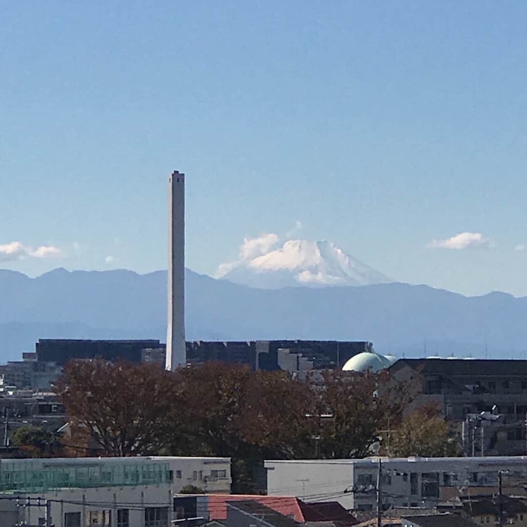 岡村孝子さんのインスタグラム写真 - (岡村孝子Instagram)「今日は、富士山の見えるスタジオ(ベランダから)で個人リハーサル〜  そして、移動して いつものスタジオでレコーディングでした🎵 ○○プロデューサーからの細かい指示のもと😆 岡村 レベルが5に上がった。  久しぶりに、ドラクエやりたいな〜🙄 寒くなって来ましたので、皆さんも風邪に気をつけて下さいね😊💕 #富士山 #リハーサル #レコーディング」11月15日 21時06分 - okamuratakako_official