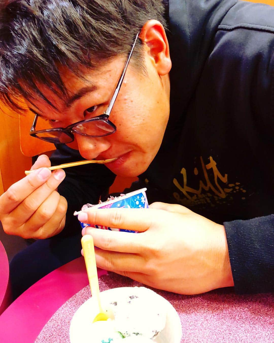 渡邉大樹のインスタグラム：「優しい先輩がお寿司🍣に続いて今日は焼肉🍖、最後にアイス🍨ご馳走さまでした（≧∇≦）とてもいい休日でした😙 明日からキャンプ最終クール頑張ります！！！ #松本直樹 #松山 #ホルモン村」