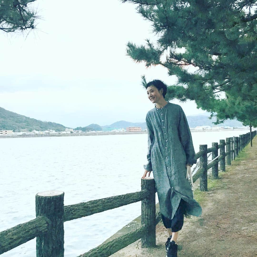 はなさんのインスタグラム写真 - (はなInstagram)「1泊2日の旅ロケには私がVlas Blommeとコラボさせていただいたリネン・シャツワンピを着ていきました！体に馴染む楽ちんワンピは何通りものコーデを楽しめる、優れもの。身長155cm前後のスタッフ陣から170cmの私まで着こなせる、絶妙な丈に仕立てていただきました。長めの袖はクルクルして。詳細は私のプロフに記載のURLをクリック！気に入っていただけたらぜひポチッと♪ #vlasblomme #kuraline_store #nagomiwakayama #和歌山 #和歌の浦 #photobykinoshitakiyotaka #photosbyishiiasuka」11月15日 20時46分 - hanalovestaco