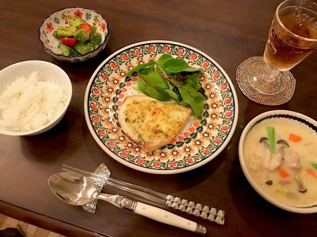 小倉優子さんのインスタグラム写真 - (小倉優子Instagram)「寒くなってきたので、シチューを作りました😊❗ 塩コショーをしてフライパンで焼いたカジキの上には、マヨネーズ、おろしにんにく少々、パセリ、玉ねぎのみじん切りを混ぜたものを塗り、パン粉をのせて、トースターで焼きました✨✨」11月15日 22時56分 - ogura_yuko_0826