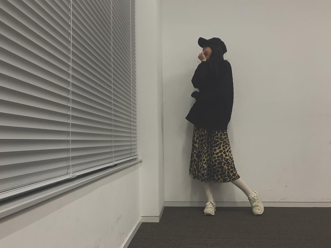 岡村明奈のインスタグラム：「ルナポーズでパシャり♡ #showroom #私服 #ヒョウ柄  #白タイツ #ルナルナの真似」