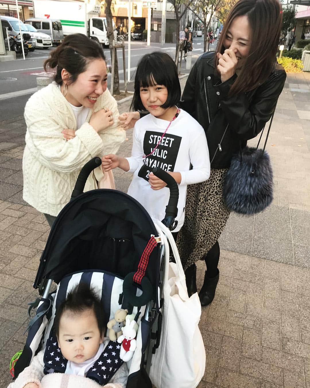 壺坂恵のインスタグラム：「幸とハセ たまたま外で遊んでたひなた 幸ジュニアのあんじ 腹はち切れるくらい食べて 夜もしっかり食べる #意識だけダイエット  #同級生 最高」