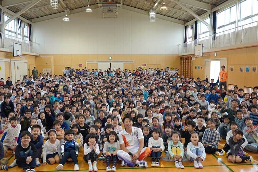 池谷幸雄さんのインスタグラム写真 - (池谷幸雄Instagram)「横浜市篠原小学校に講演と、体操の授業に行って来ました！みんなすごく元気がよくてパワーをもらいました！ #体操 #オリンピック #アスリート #横浜 #篠原小学校  #東京オリンピック #スポーツ #体育 #逆立ち #倒立」11月16日 0時27分 - yukio_iketani