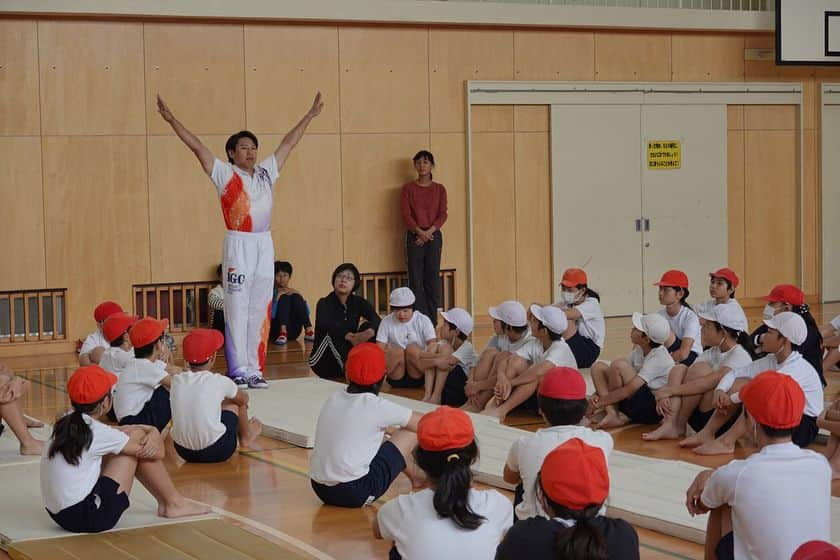 池谷幸雄さんのインスタグラム写真 - (池谷幸雄Instagram)「横浜市篠原小学校に講演と、体操の授業に行って来ました！みんなすごく元気がよくてパワーをもらいました！ #体操 #オリンピック #アスリート #横浜 #篠原小学校  #東京オリンピック #スポーツ #体育 #逆立ち #倒立」11月16日 0時27分 - yukio_iketani