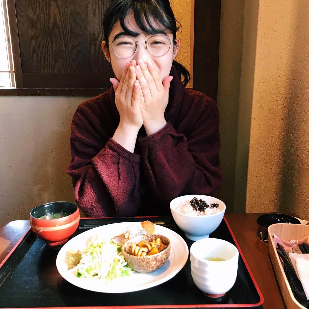 井上咲楽さんのインスタグラム写真 - (井上咲楽Instagram)「. 引っ越してきて、はじめて最寄り駅周辺でごはんたべた🍚 . わたしは、一人の時ほぼ家でご飯食べてるのですが、みんなはどうしてるのでしょう。。」11月16日 0時35分 - bling2sakura