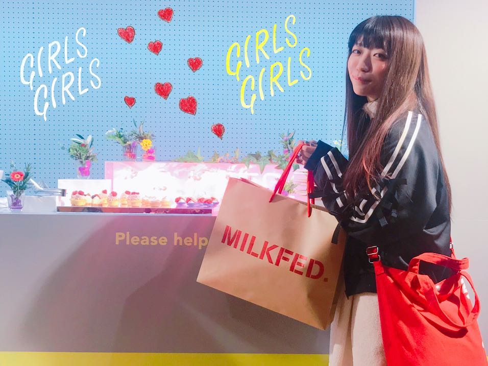 ぱいぱいでか美のインスタグラム：「MILKFED.の展示会へお邪魔しました！ 最近肩からぶら下げまくってるカバンもMILKFED.♡ ꙳ #milkfed #exhibition ꙳ 真っ赤なカバンよく褒めてもらうけどMILKFED.なのよ〜 MILKFED.はカジュアルで、着る人を選ばなくて、でもめっちゃ可愛いから好きです…♡ 今回はベルトが可愛いロングスカートつけてきました✔️ しかもいつもはブラックを選ぶところをベージュにしてみた！ だから早く履きたいな〜楽しみだな〜。 前回の展示会で頼んだコートは、ちょうどこの前投稿した美術館の写真で羽織ってます。 これもお気に入り。 またちゃんと載せよっと！ お土産も頂いたのでたくさん使いますー！」
