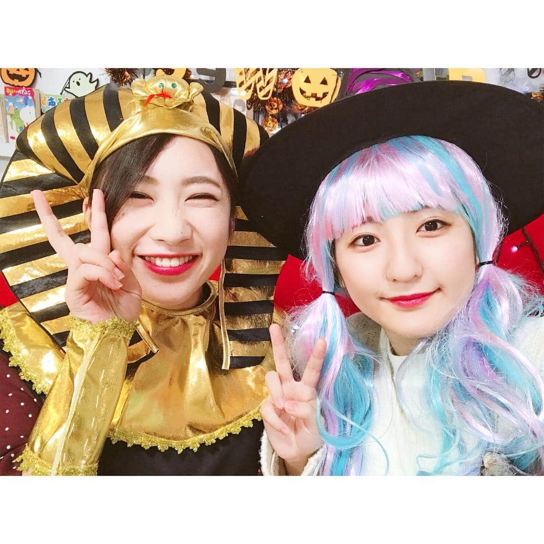 加藤一華さんのインスタグラム写真 - (加藤一華Instagram)「. 遅ればせながらっ、、 振り返り🎃👻😈🍬 . 今年のハロウィンはファラオでした･:*+.\(( °ω° ))/.:+ このなんとも言えない出オチ感･:*+.\(( °ω° ))/.:+ . でもね、すごくこだわって選んだので気に入ってます😎笑 ボンボン学園の仮装運動会では、特殊メイクしすぎて、みんな誰か分かってなかったみたいだけど😨w . 初のいちなるハウスからのYouTube生放送で、よっちがドッキリ登場してくれました！！✨ なると、視聴者さんドッキリでもありました。笑笑 . だまされた？？？ . #ハロウィン #halloween #いちなる #YouTube #ボンボンTV #YouTuber #よっち #fun #me #like #love #halloweencostume  #halloweenparty #仮装 #コスプレ #ファラオ」11月16日 1時27分 - ichika_kato